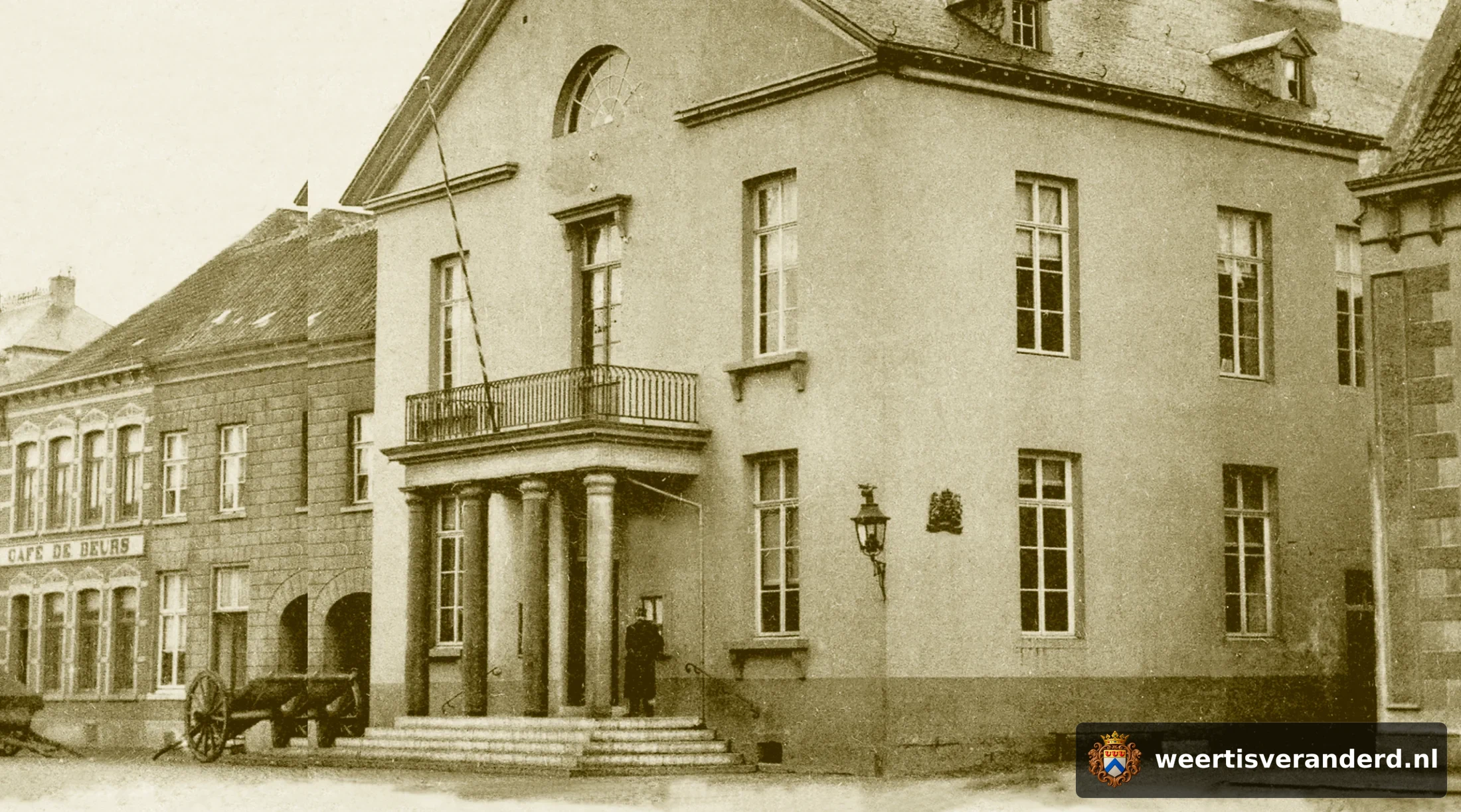 In het begin van de vorige eeuw was het stadhuis nog bepleisterd en had het nog een smeedijzeren hek rondom het balkon. De paarden van de karren zijn onder de poort door op stal gezet en de voerlui zitten in café De Beurs, nu makelaardij Wi