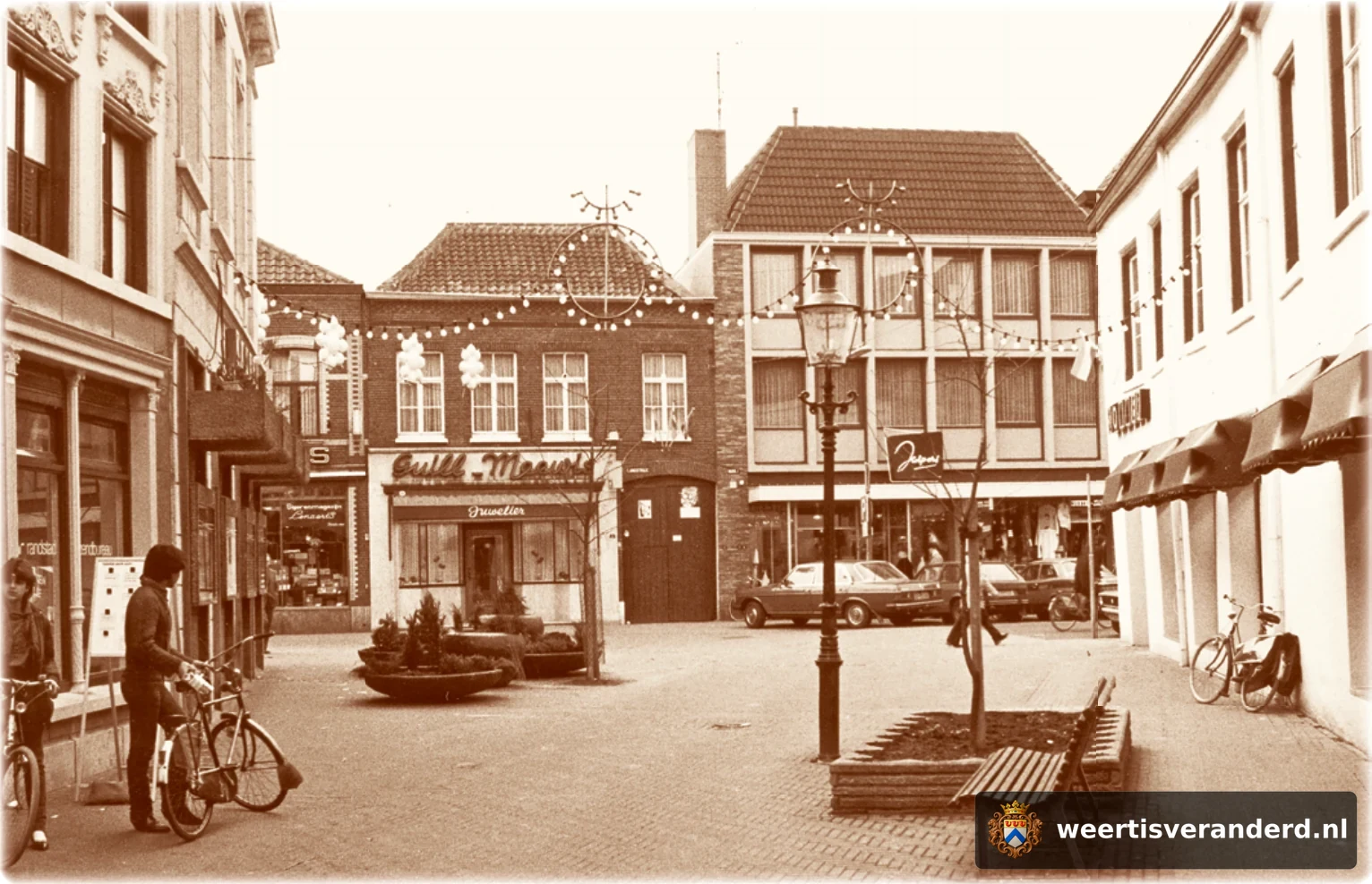 De Maasstraat en Langstraat zijn inmiddels promenade geworden en voorzien van feestverlichting. Naast Guill-Meewis de lingerie zaak van Jaspers.