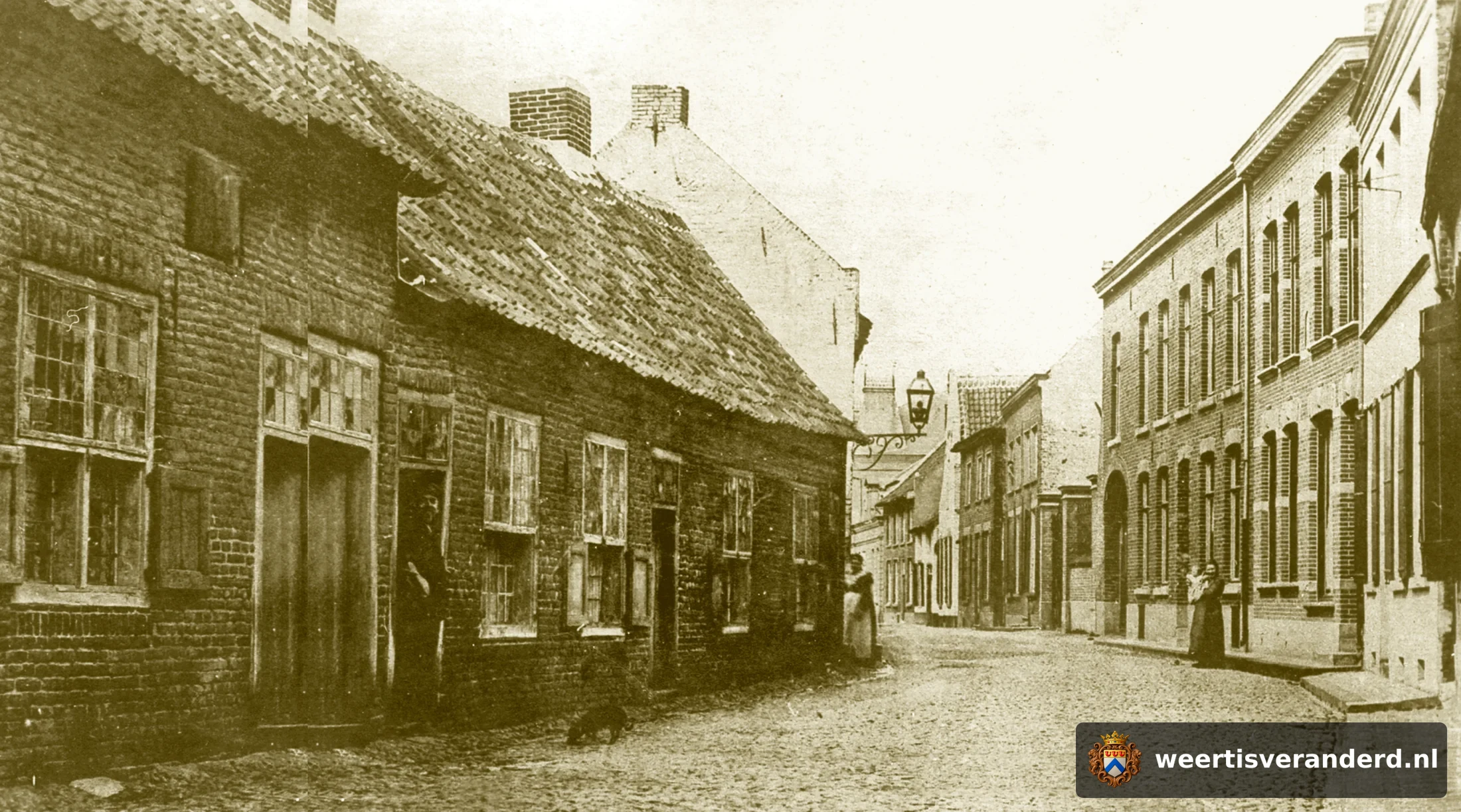 Lage en vervallen arbeidershuisjes van vóór 1900 met kleine raampjes. Ze hebben later plaats gemaakt voor betere huizen en voor de orgelfabriek van de firma Vermeulen. Het pand rechts met de grote poort is het woonhuis van het hoofd van Sta