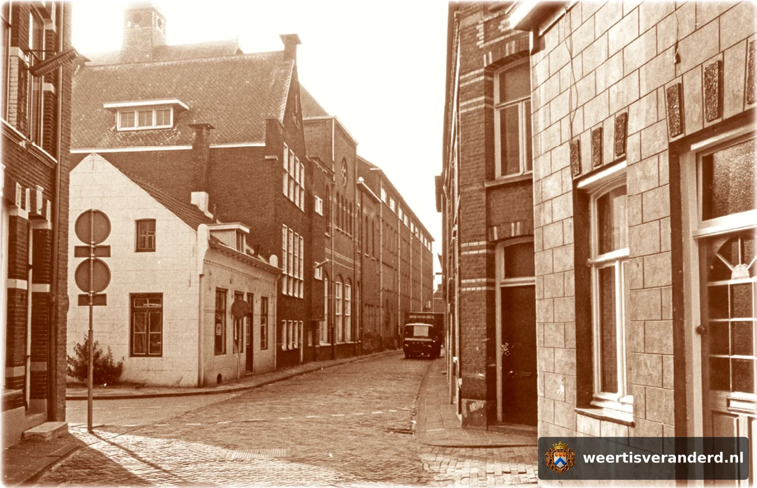 De Schoolstraat gezien vanuit richting de Oelemarkt. De Verstraetenweg links is inmiddels gerealiseerd. In het witte huis woonde vroeger de familie Rutten.