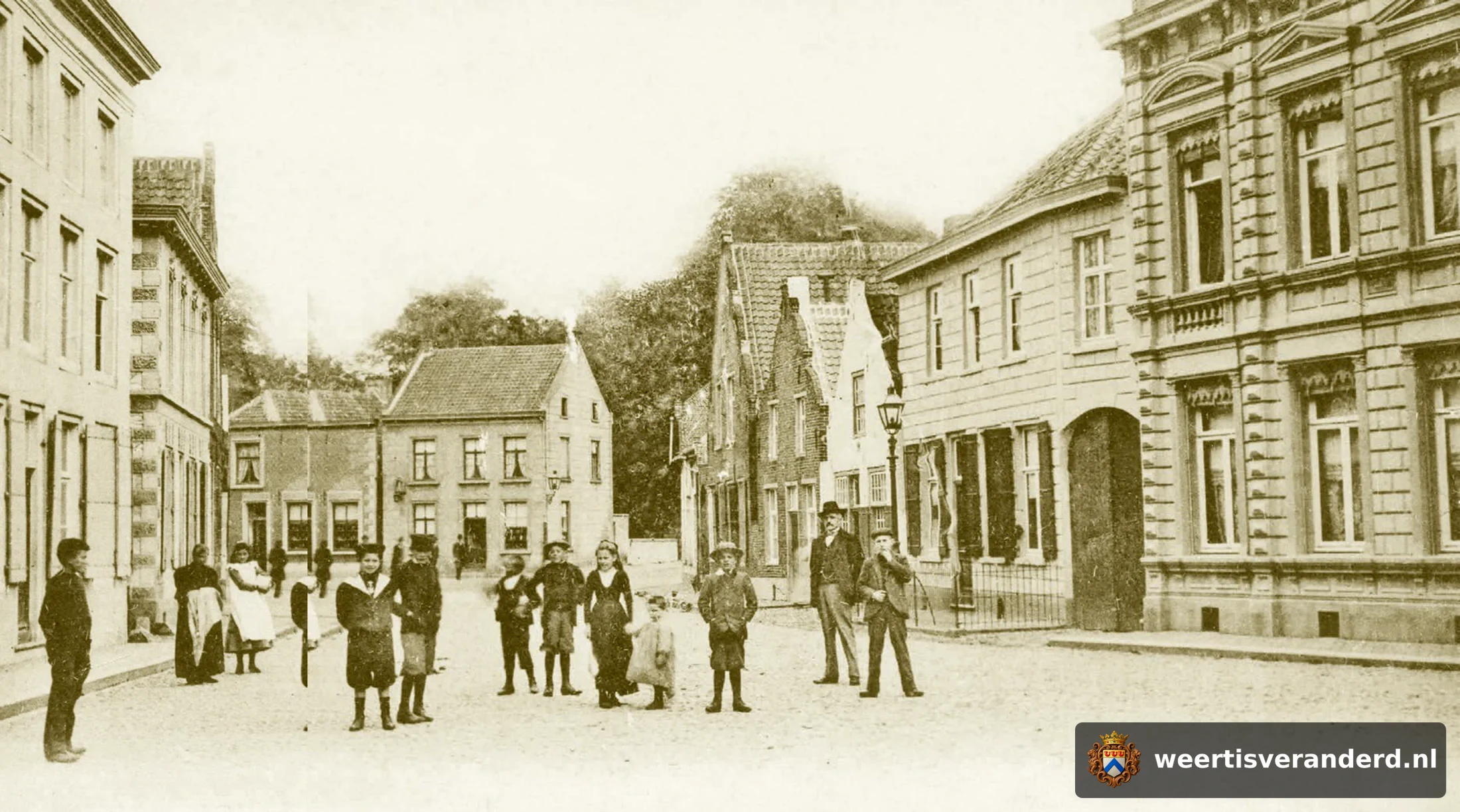 Het pand uiterst rechts was van de familie Hermans, die hier een levensmiddelengroothandel annex koffiebranderij had. In het pand ernaast met het hekje was lange tijd een groentewinkel van Miet Stokbroeks gevestigd. Hier heeft edelsmid Eloy