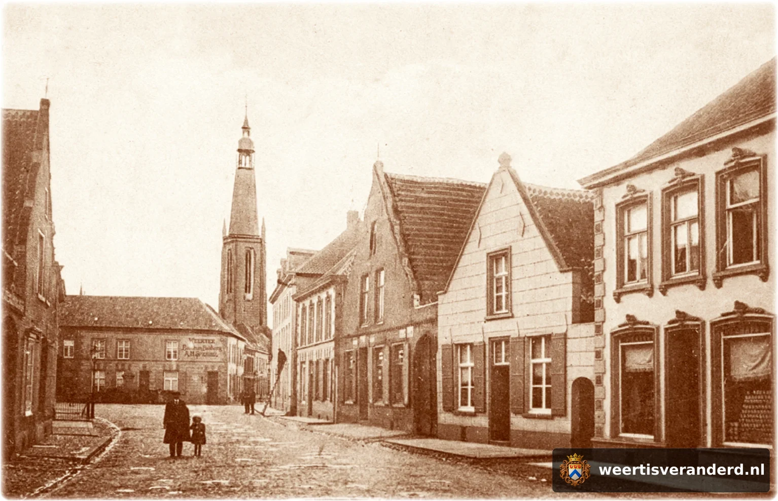 De eerste drie panden rechts op de foto zijn ook tegenwoordig nog duidelijk herkenbaar. In het pand rechts vestigde zich na de oorlog bakkerij Smits. Het lichte huis ernaast noemde men “De spits gemaakdje”en daarnaast had Simar zijn garage.