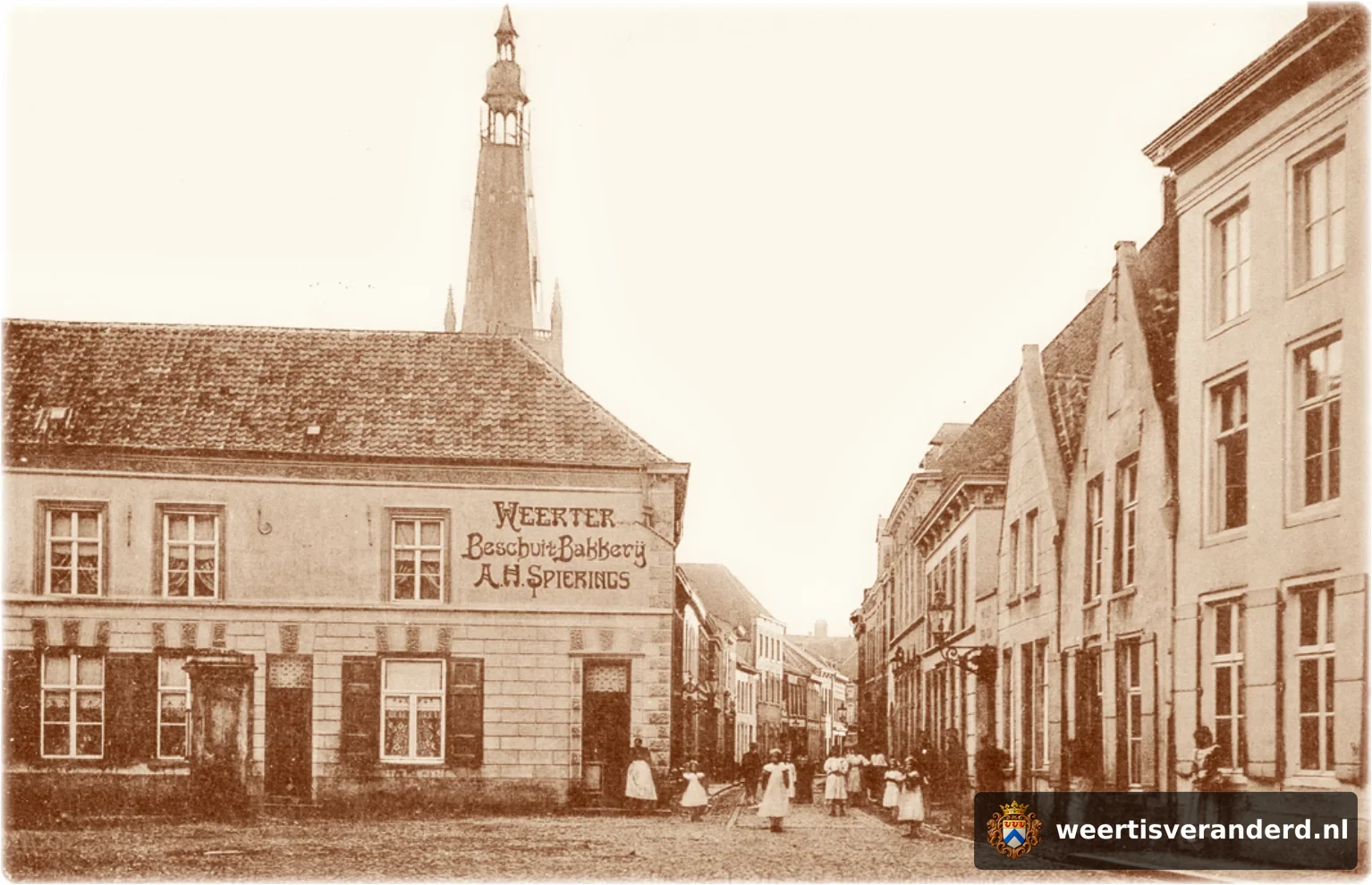 Een blik vanaf de Oelemarkt in de Hoogstraat met links op de gevel een reclame voor de Weerter Beschuitbakkerij Spierings.