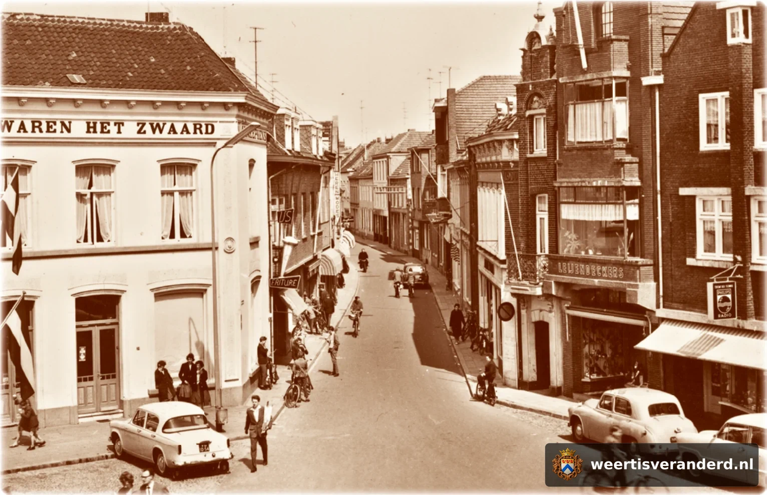 Vooraan links in de Hoogstraat de friture en ijszaak van de familie Janssen. Rechts de schoenenzaak van Leijendeckers, nu Rechmann.