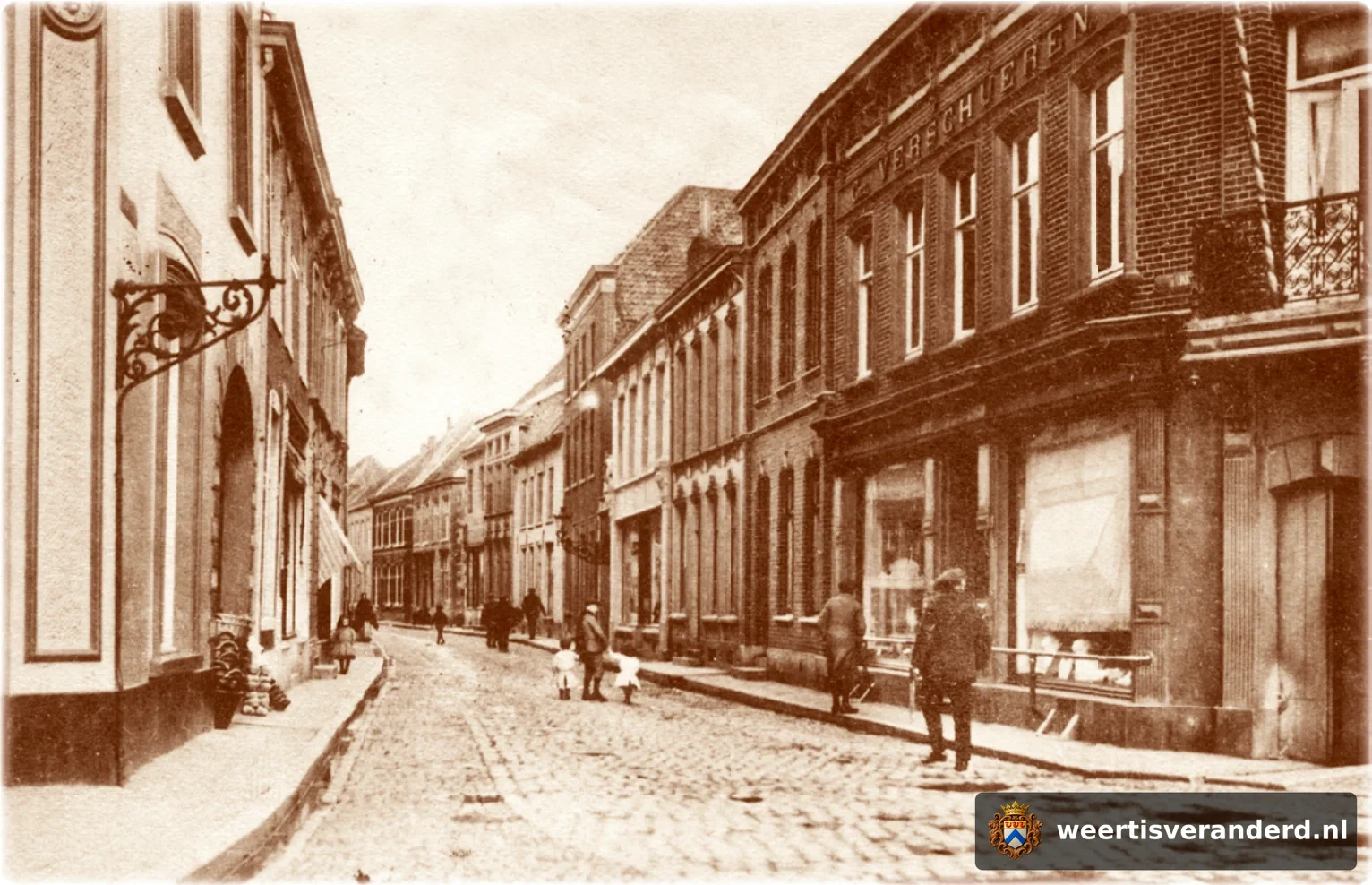 In het pand rechts startte de firma Paquay zijn eerste warenhuis. Later begon André Coolen er een schoenenwinkel.