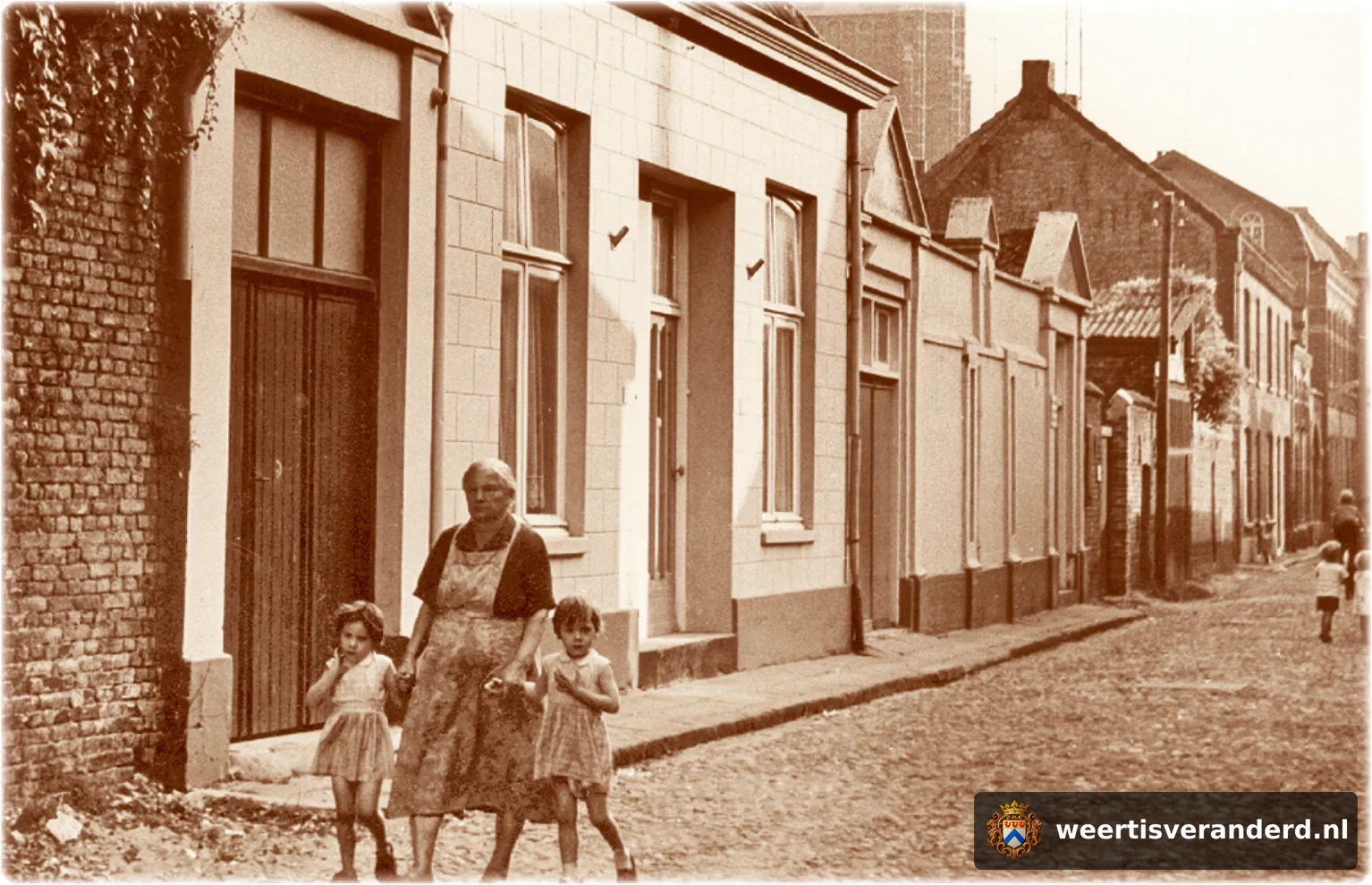 Woonhuis en drukkerij van de familie Douven. Er naast de achteringang van woninginrichting Berntsen, daarnaast de visloods van vishandel van Tuel en vervolgens het woonhuis van de familie Claessens bijgenaamd “Van Kooke Lies”.
