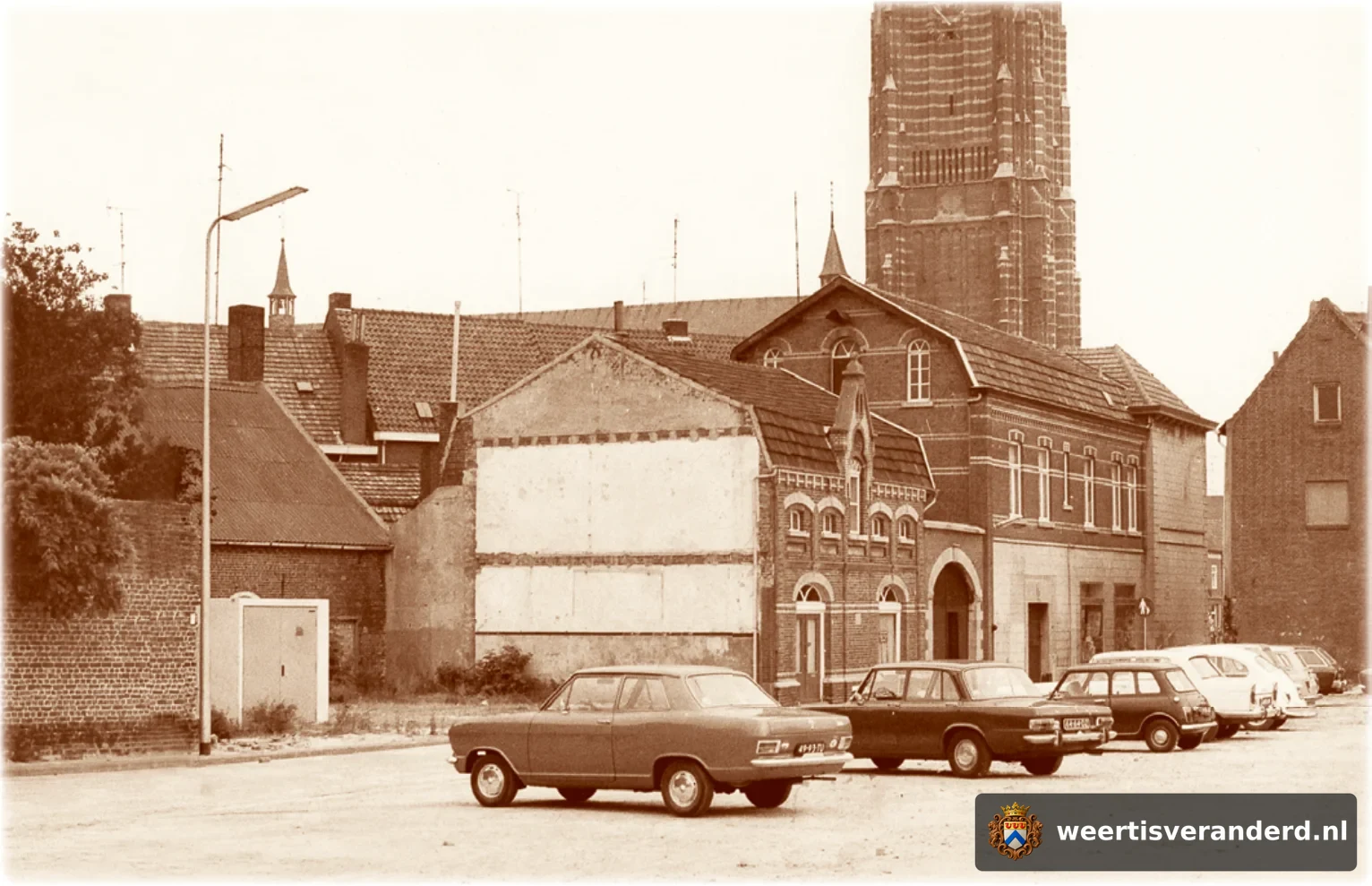 Een blik op het pand waar nu de Wereldwinkel gevestigd is. Het hoorde bij het rechts ervan liggende huis, waarin “Koloniale Waren Het Zwaard” annex levensmiddelengroothandel Kneepkens was gevestigd. Nu is hier Brasserie de Oude Markt.