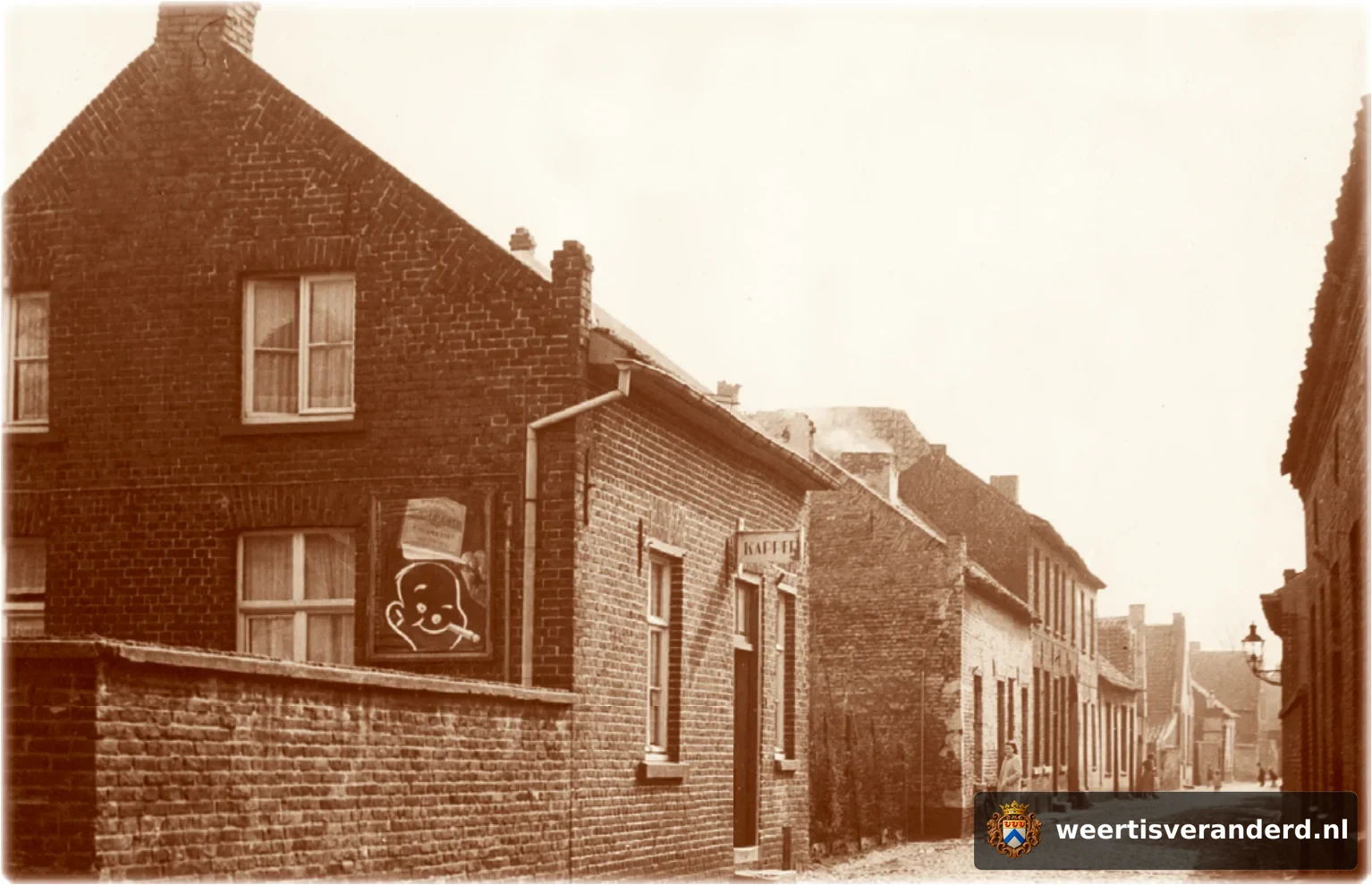 De Hogesteenweg gezien vanaf de Beekstraat richting Oelemarkt. Er mocht nog reclame gemaakt worden voor sigaretten en er waren nog gaslantaarns. Een idyllisch plaatje waaraan in de jaren vijftig een einde gemaakt werd. De kapper was Ferd He