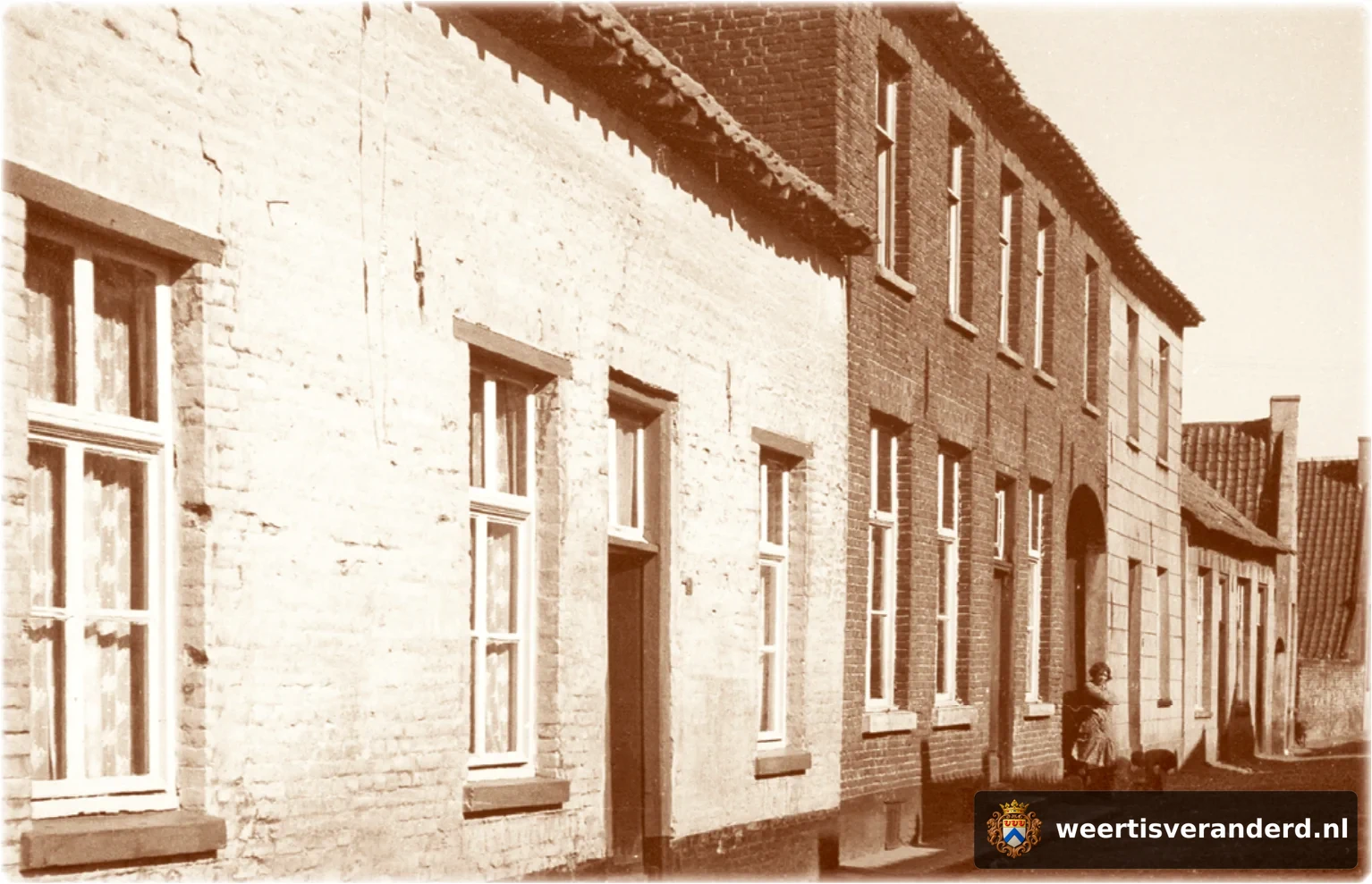In het witte huis woonde de familie Claessens (Sjef van Potten Ties), ernaast de familie Adriaens (Sjef Baks).
