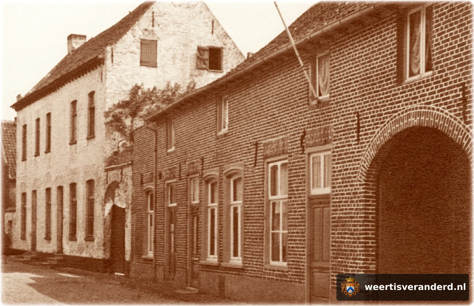 Het witte pand stamt uit de zeventiende eeuw en werd bewoond door de familie de Graef. Bijgenaamd “Pitaf”. Ernaast staat nog een statige oude stadsboerderij van de familie Nouwen, met bijnaam “Noeëts Fien”. Beide panden zijn gesloopt ten be