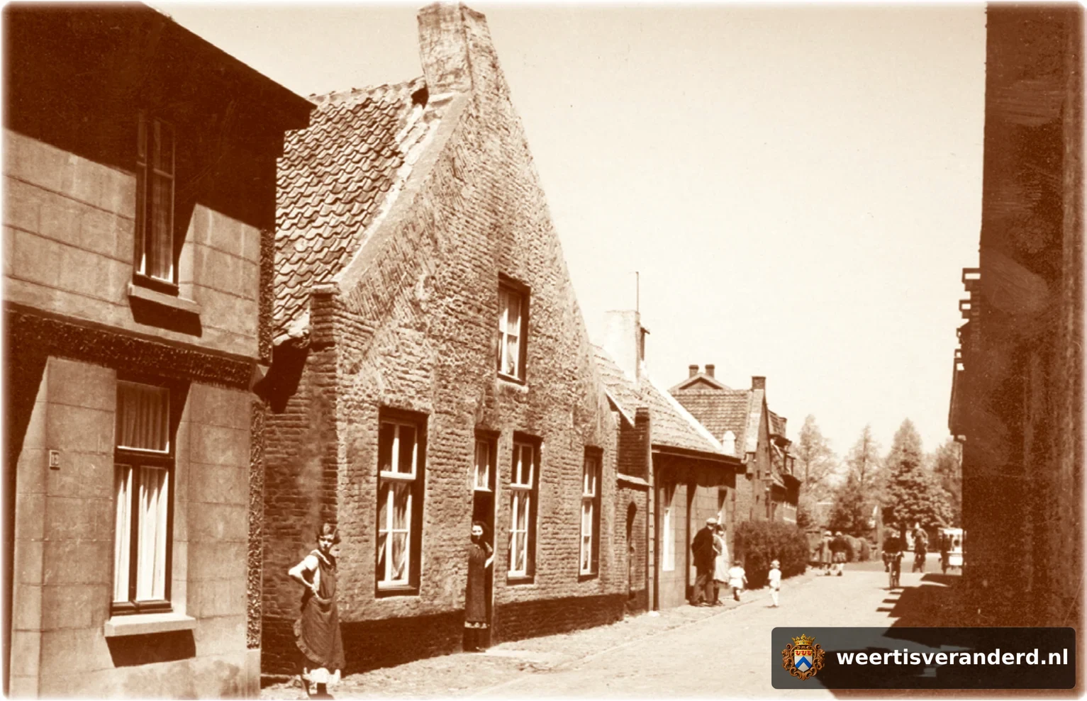 Nog een markante gevel van een oude stadsboerderij. Vanaf de Beekstraat kwam men via het Morregat uit op de Kasteelswal en vervolgens in de Jan van der Croonstraat.