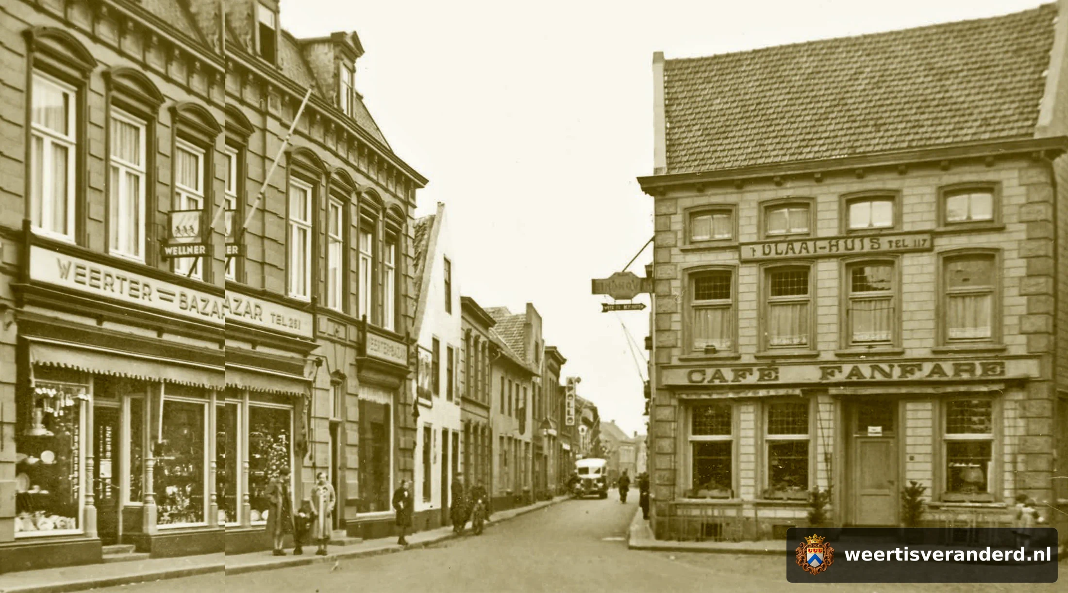 Kijkje in de Beekstraat vanaf de Markt. Links de Bazar van Paquay. In het witte huis ernaast woonde Marie van Pietje Camp. In ‘t vlaaihuis was bakkerij Stribos gevestigd.