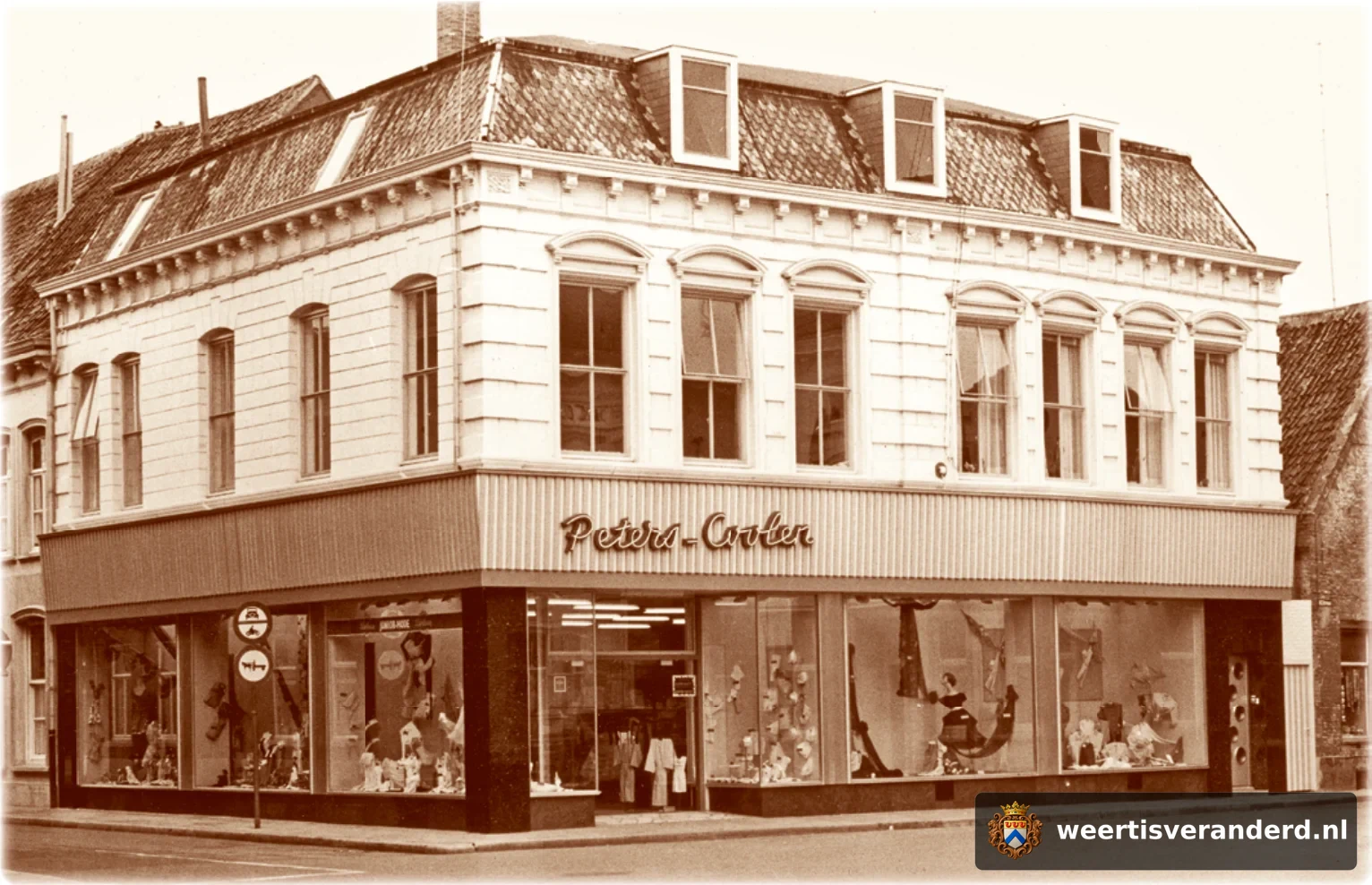 Hetzelfde pand met een nieuwe ondergevel. Peeters-Coolen was hier gevestigd van 1959 tot 1973.