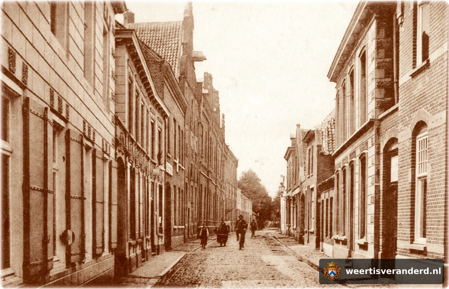 In het pand uiterst rechts was woninginrichting Stienen gevestigd en links er naast was later de naaimachinehandel van Nijs, “t Mesjienkluuetje”. Bij apotheek Kneepkens aan de linkerkant prijkt een fraaie hertenkop aan de gevel.