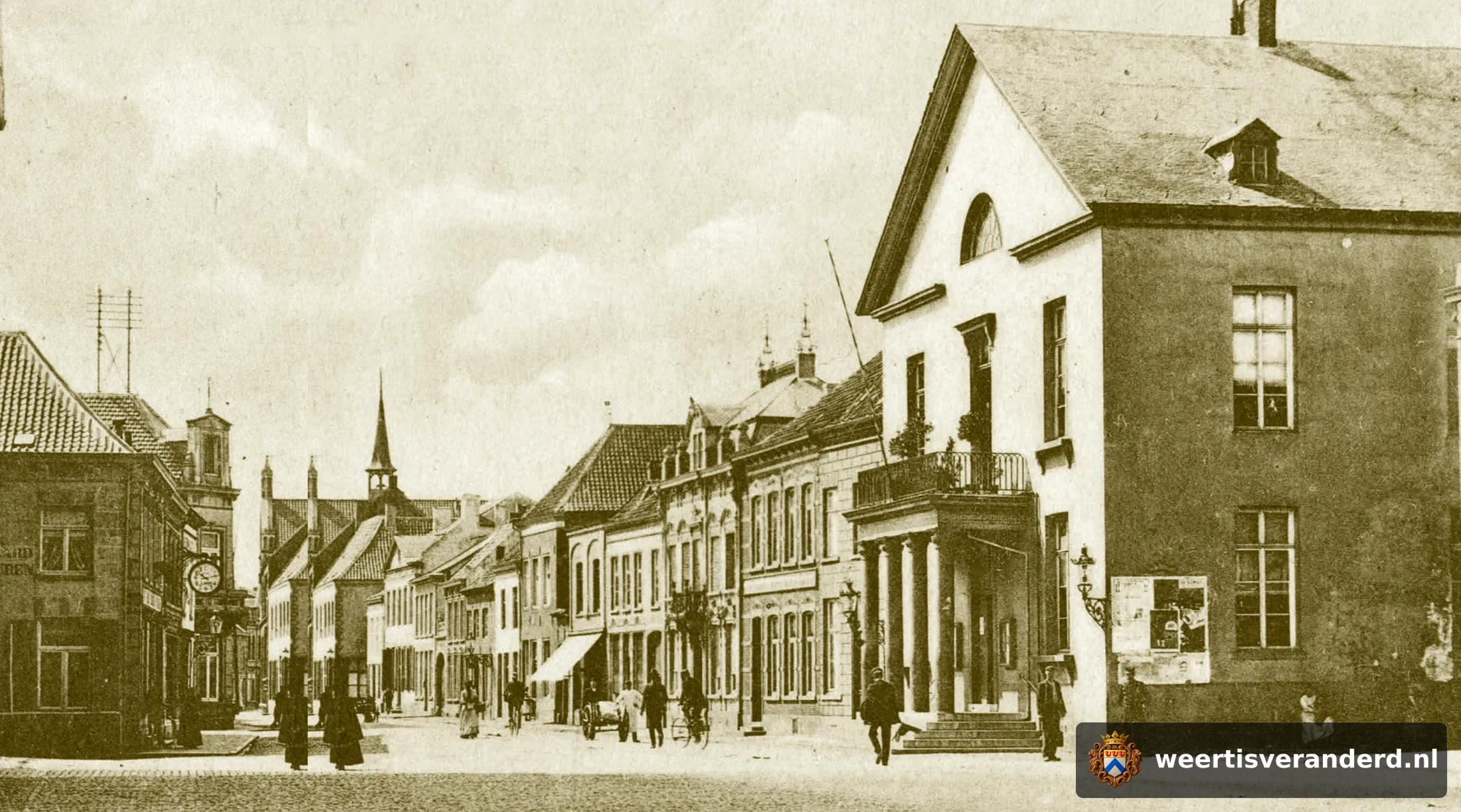 Blik in de Langstraat vanaf de Markt. Vele panden, vooral de bovenzijde, zijn nu nog herkenbaar. Op de achtergrond het torentje van de kapel van de Ursulinen.