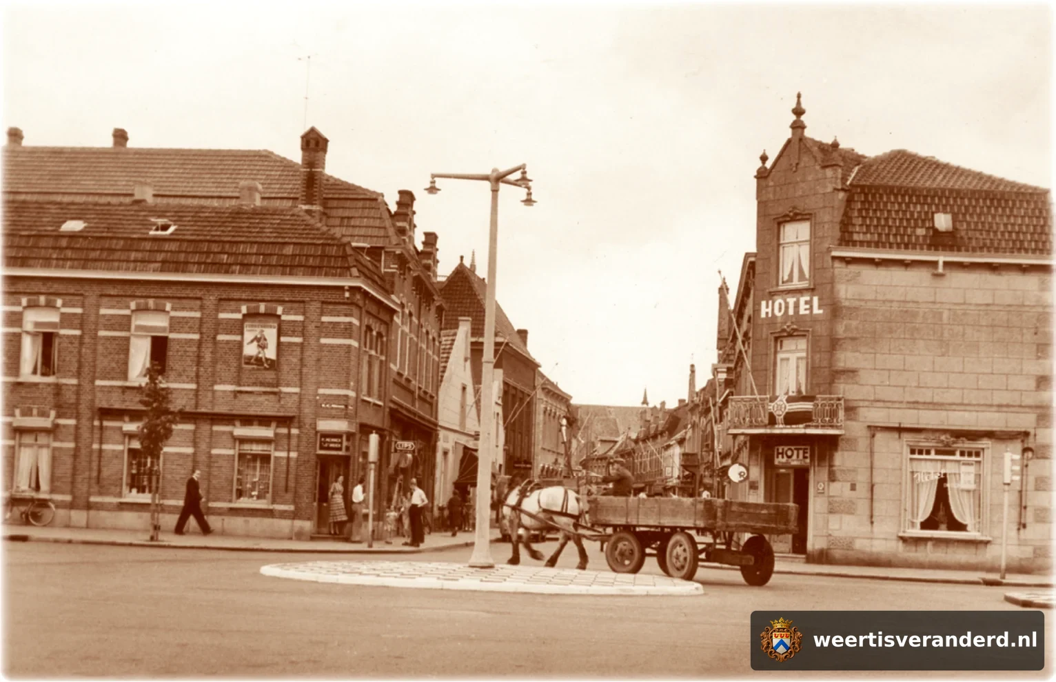 De eerste rotonde in Weert was die op de Langpoort. Paard en kar was toen nog een normaal verschijnsel. Links is het pand van Mennen en rechts hotel Du Commerce.