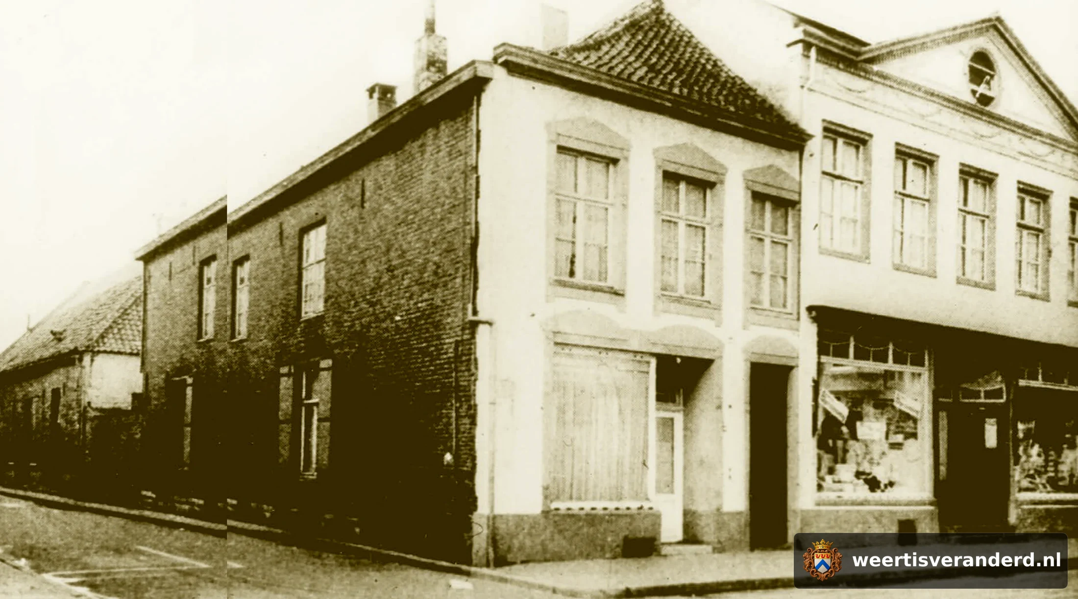 Op de hoek van de Van Berlostraat en de Langstraat lag het huis van slager Saes. Ernaast de winkel van de HAKA, later Coöperatie. Erboven woonde Jean Verheggen, oud wethouder van Weert. In de straat lagen vele lage huisjes.