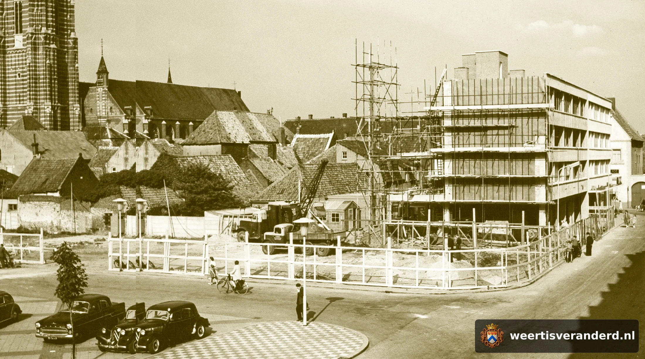 In de jaren vijftig werd de Nieuwe Markt aangelegd tussen de Molenstraat en de Van Berlostraat. We kijken hier op de achterzijden van de huizen aan de Langstraat. Het pand van warenhuis Paquay is in aanbouw. De WILMA heeft rechts op de hoek