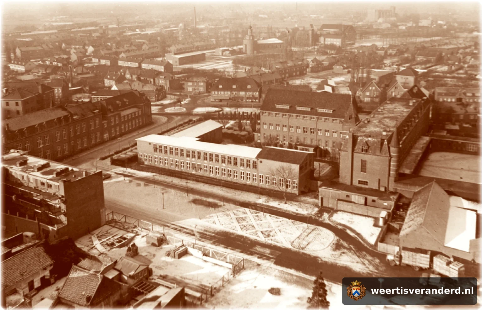 Op de plaats van de Nieuwe Markt lagen vroeger de tuinen van de huizen aan de Langstraat. In 1948 bouwde het Bisschoppelijk College langs deze tuinen het één verdieping tellende HBS-gebouw. Door groei van het aantal leerlingen werd al in 19