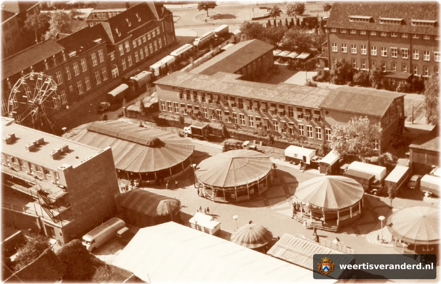 Kermis op de Nieuwe Markt. Op de achtergrond de gebouwen van het Bisschoppelijk College en links die van de Ursulinen.
