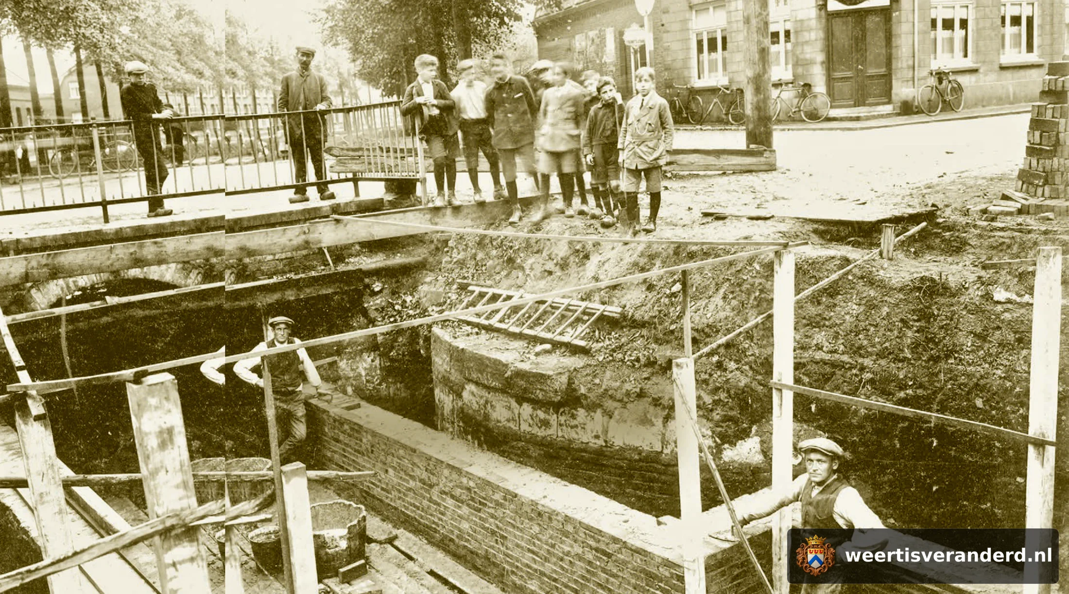 In 1921 moest de brug over de gracht tussen Maasstraat en Maaspoort verbreed worden. Men stuitte toen op de fundamenten van het oude bastion van de stadspoort. Op de hoek het nog herkenbare pand van café De Tramhalt.