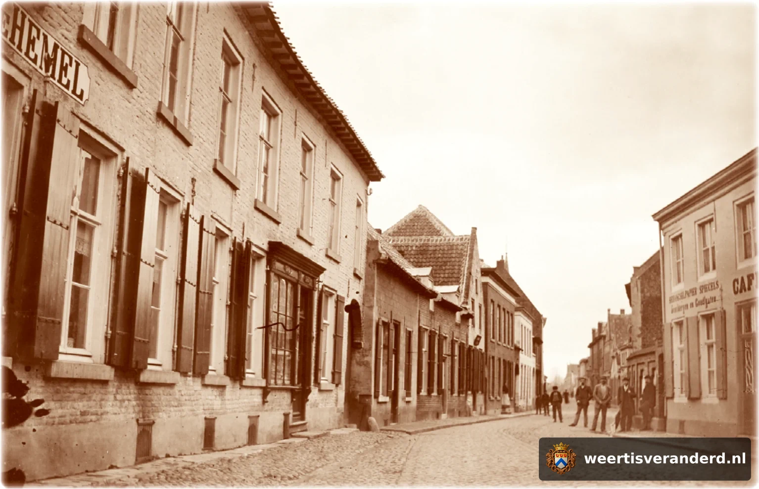 Links op de hoek Markt/Maasstraat was hotel De Hemel gevestigd. In het café vooraan rechts is nu de winkel van SOLO. In het witte pand achteraan links woonde later dokter Vranken en daarnaast aan de linkerkant de jeneverstokerij van de fami