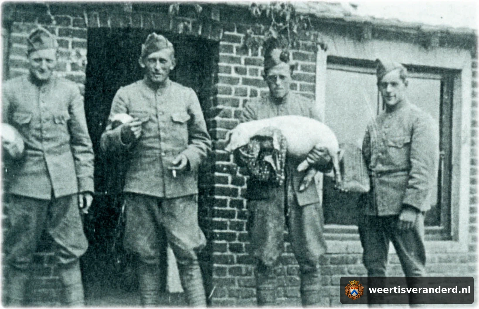 Soldaten voor de boerderij van Pleunis