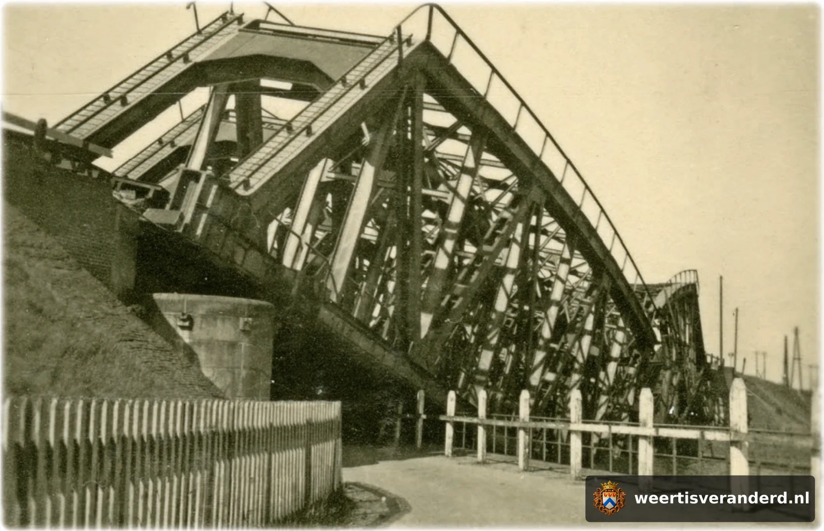 Het middenstuk van de spoorbrug in het kanaal