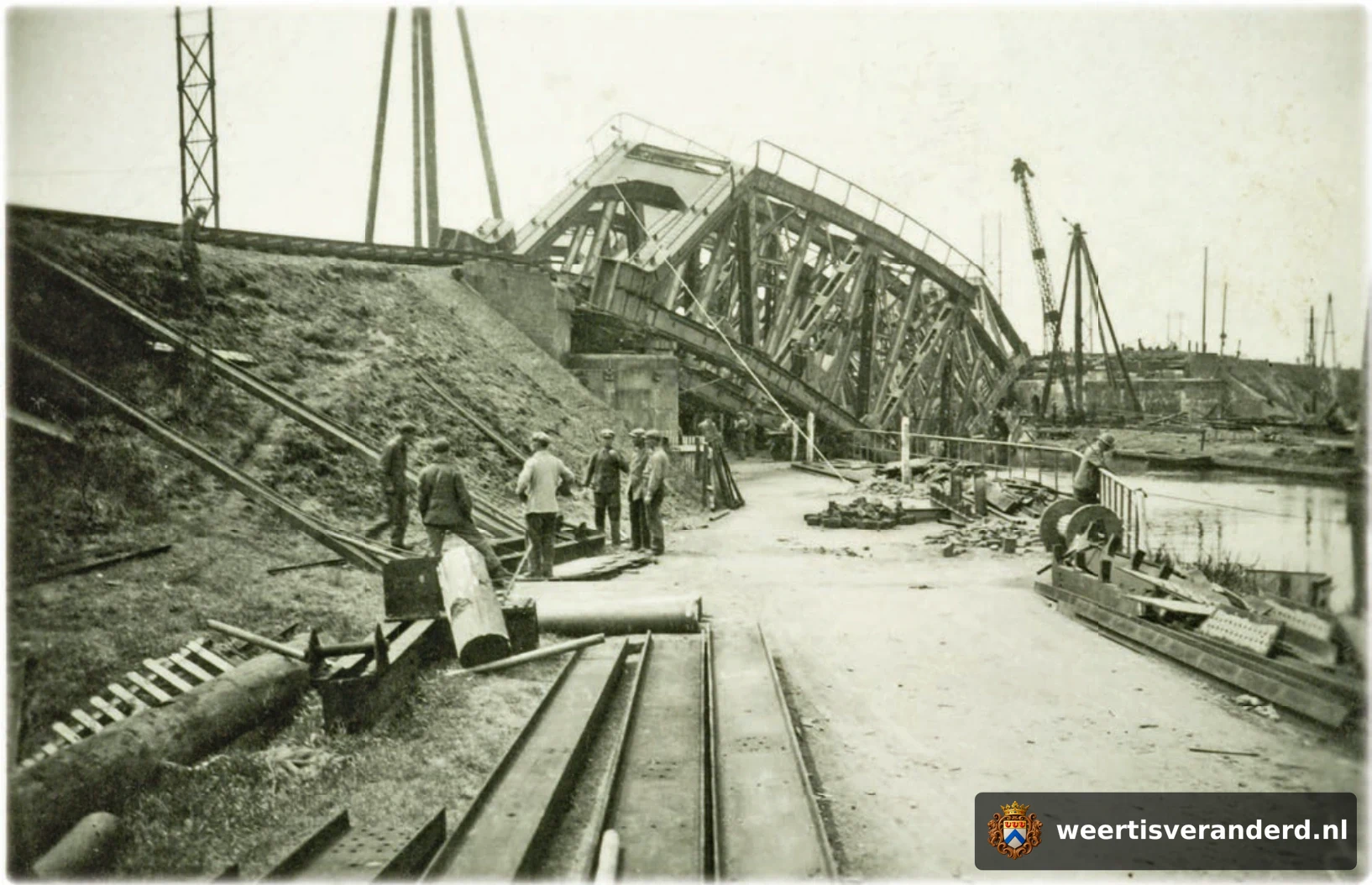 Opruimwerkzaamheden aan de spoorbrug