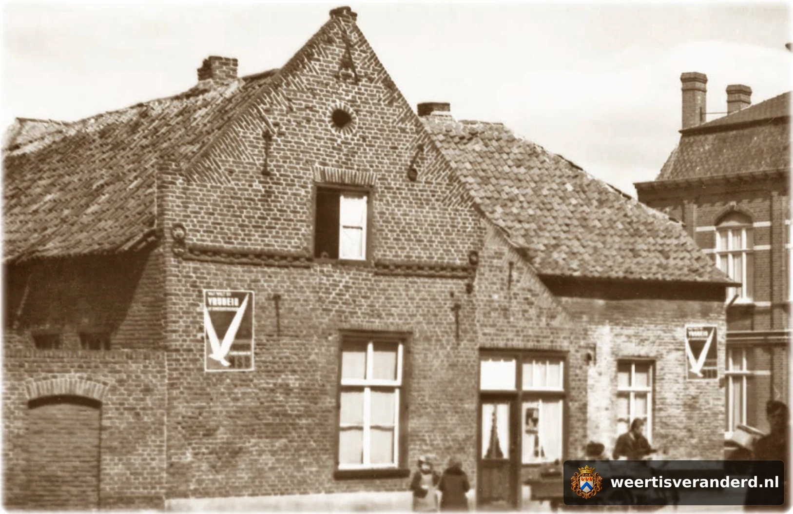 NSB-posters op de hoek Beekstraat en Morregat
