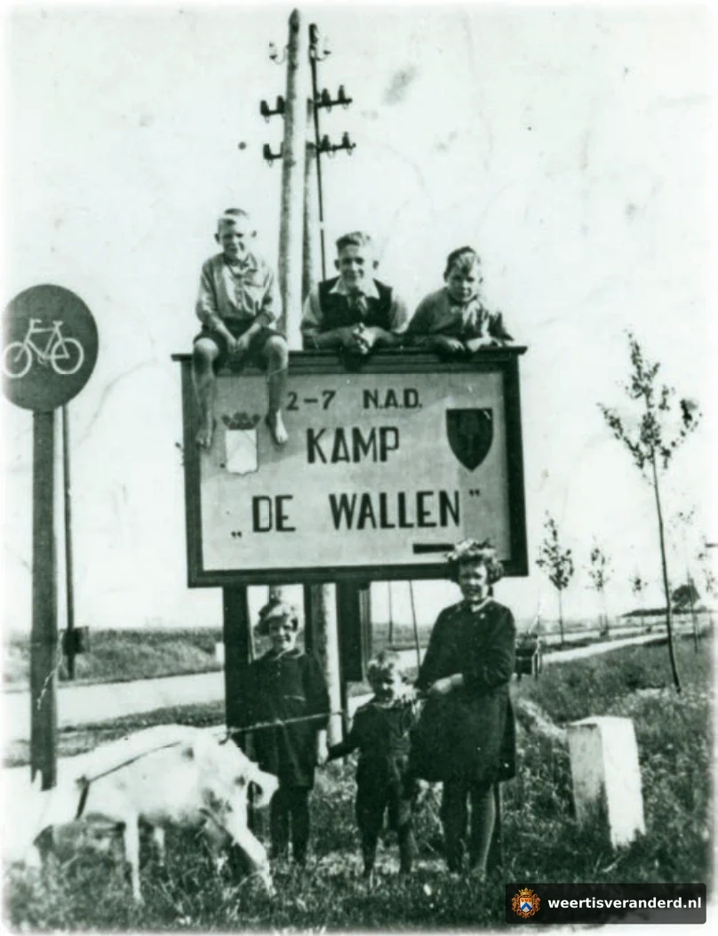 Kinderen bij het bord van kamp De Wallen