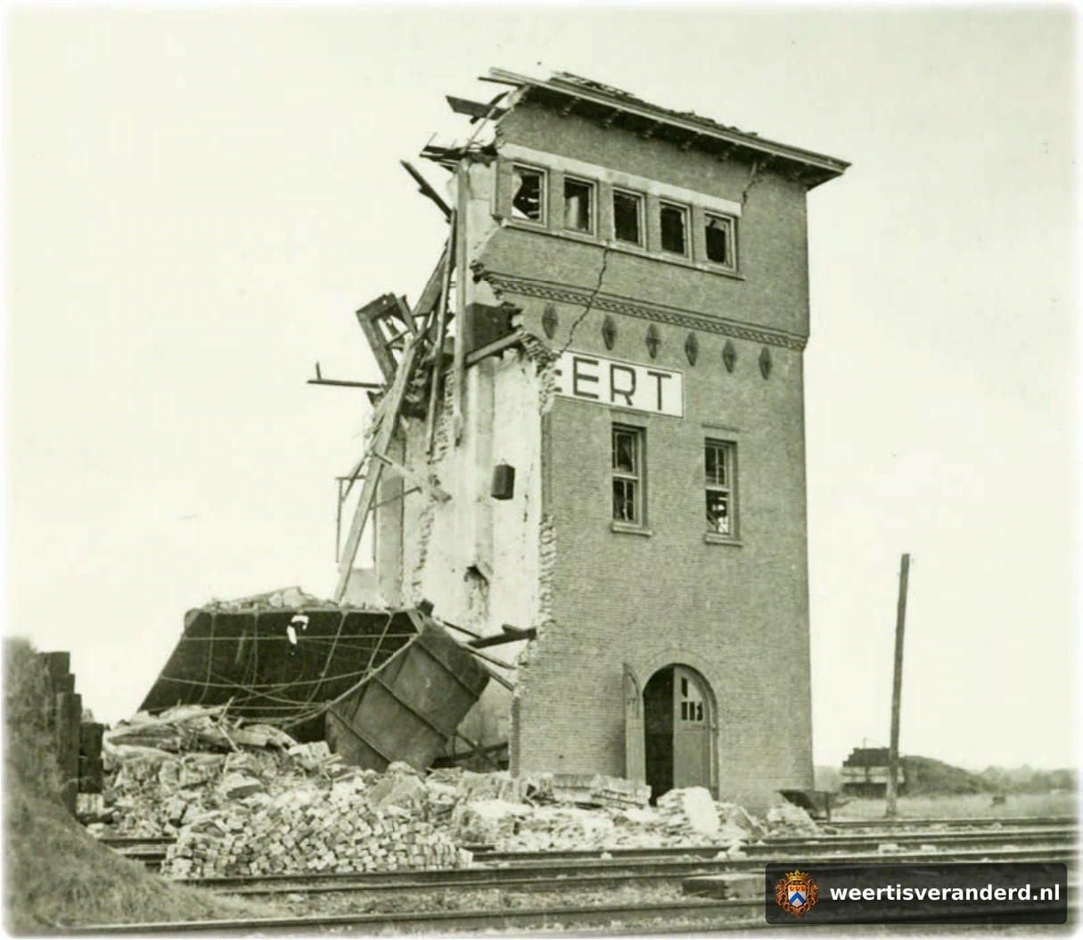 De opgeblazen watertoren op het NS-emplacement