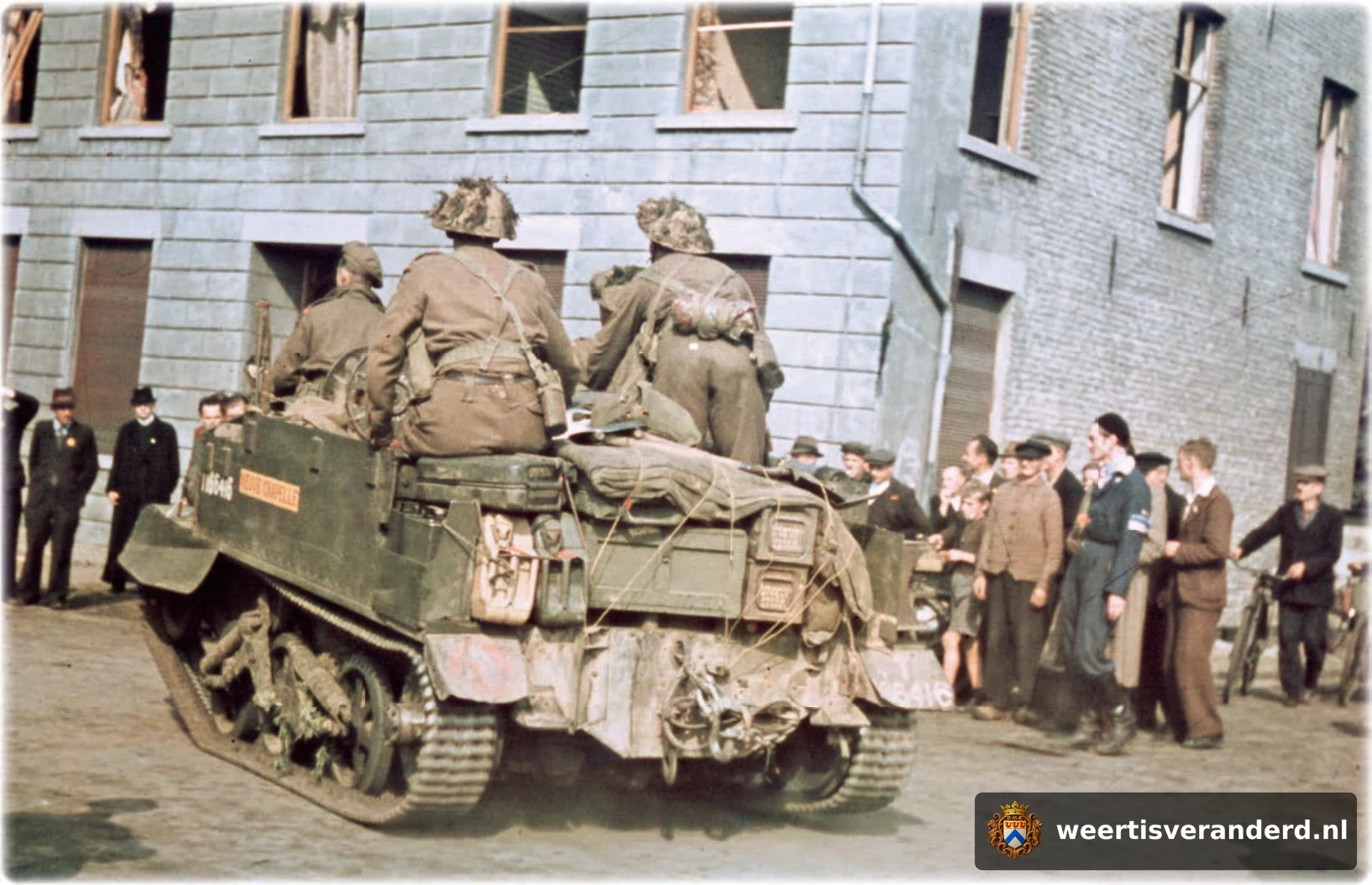 Een Brencarrier op de Eindhovenseweg