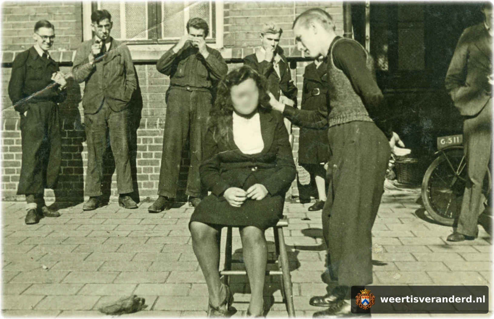 Kaalscheren op de cour van het Bisschoppelijk College