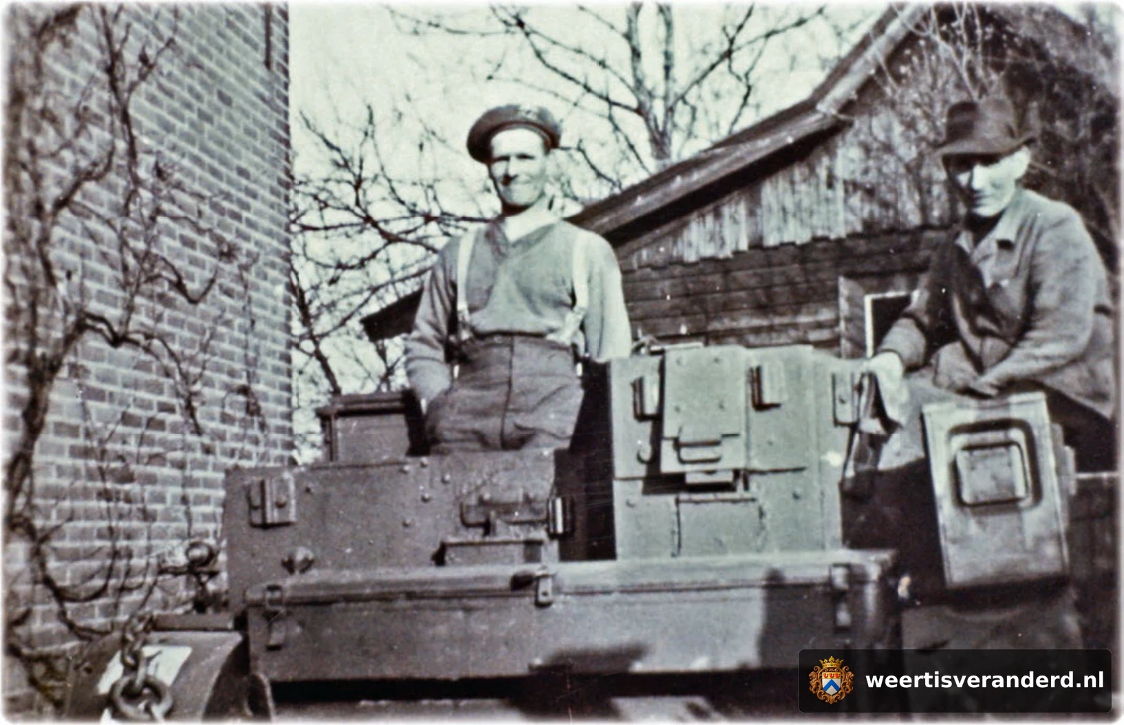 Bren-carrier van het Queens-Regiment aan de Laarderweg