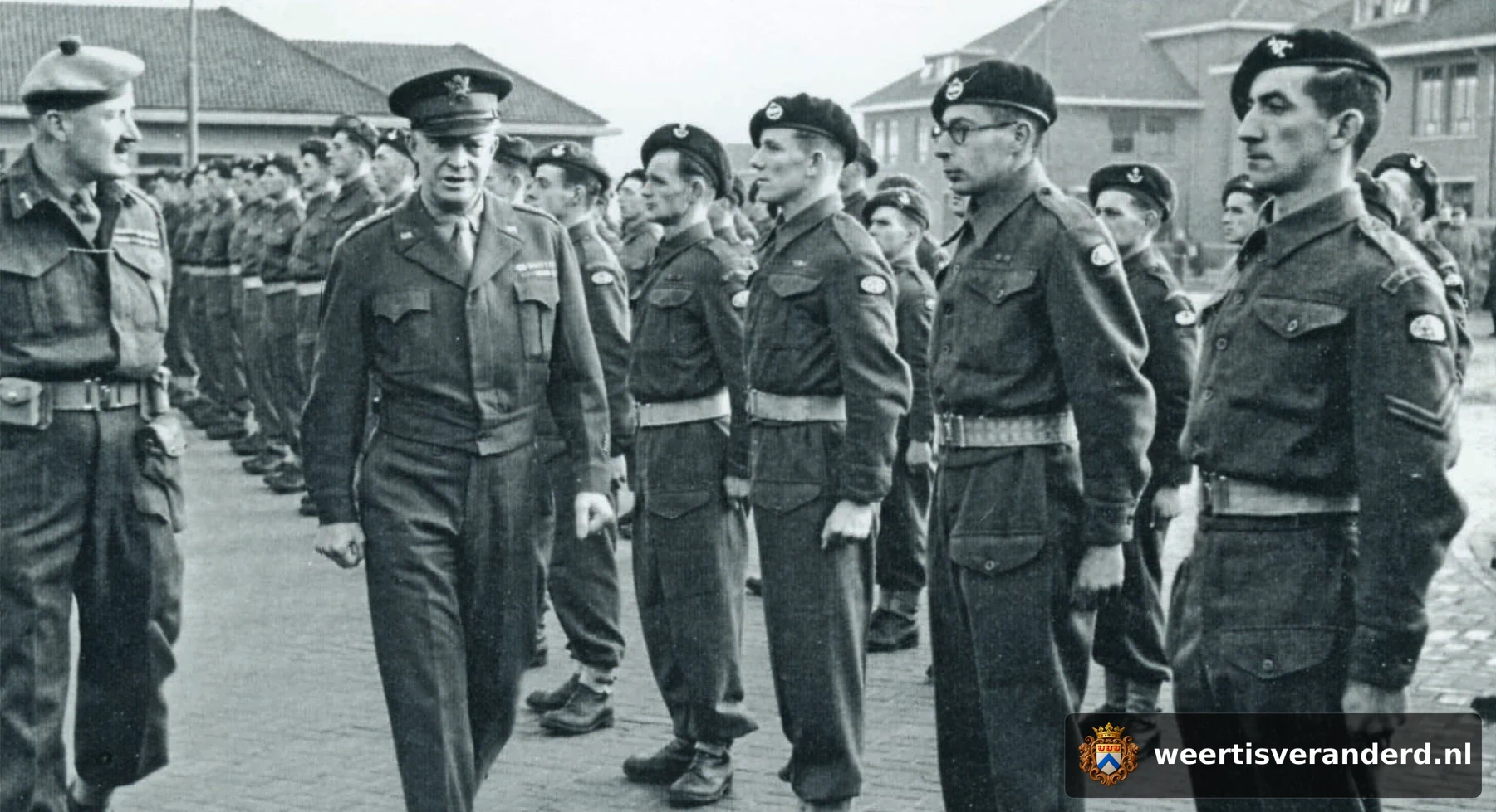 Eisenhower inspecteert Britse troepen in Weert