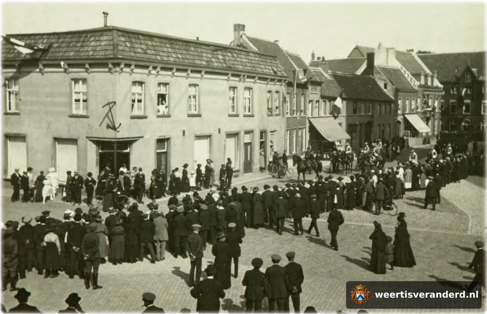 Optocht voor de onthulling van het Heilig Hartbeeld