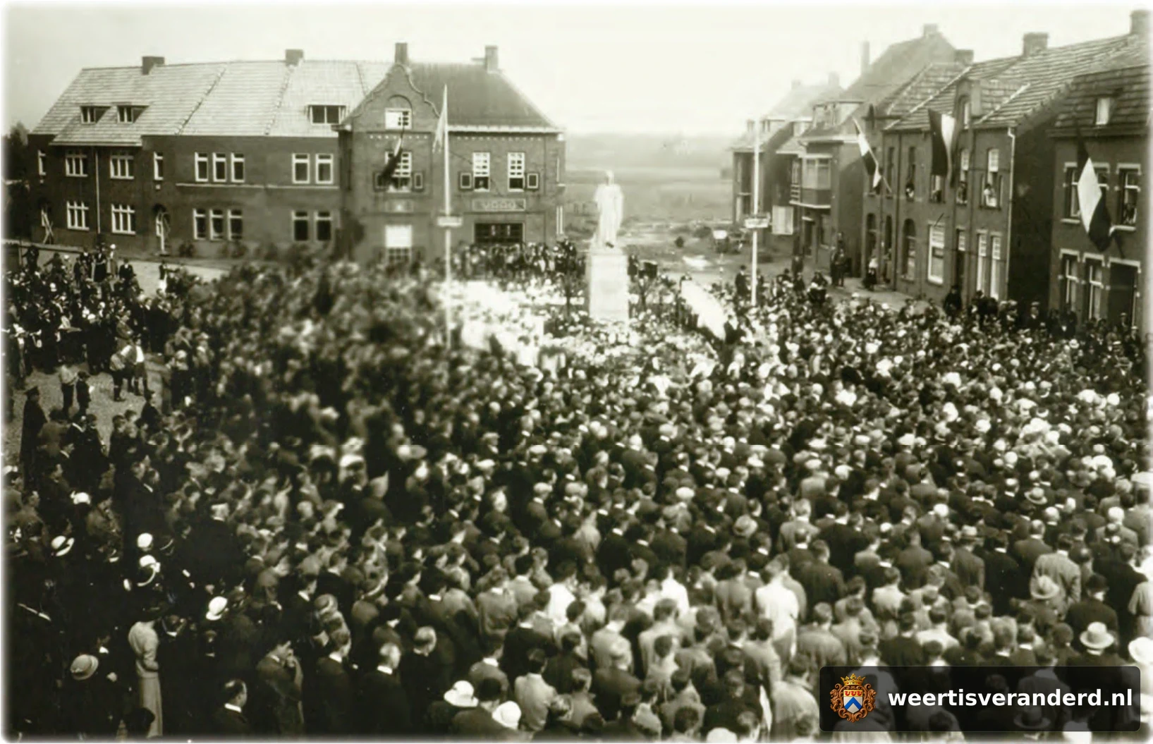 Processie bij het Heilig Hartbeeld op de Langpoort