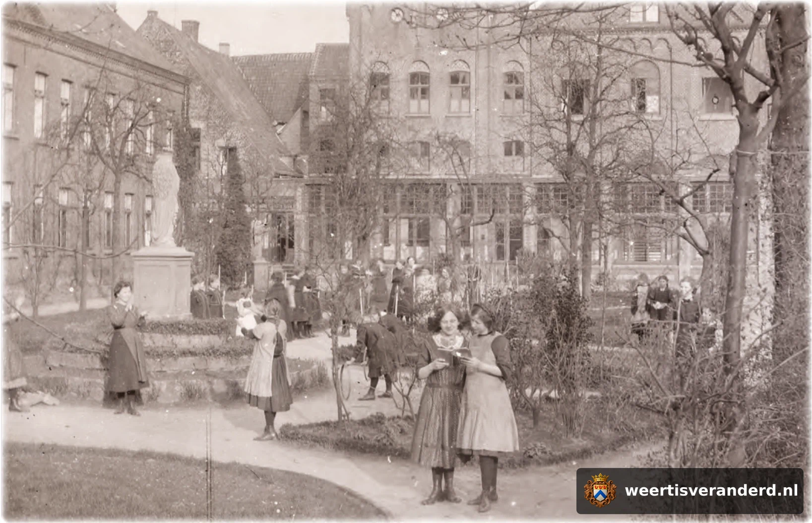 Pensionairen in de kloostertuin