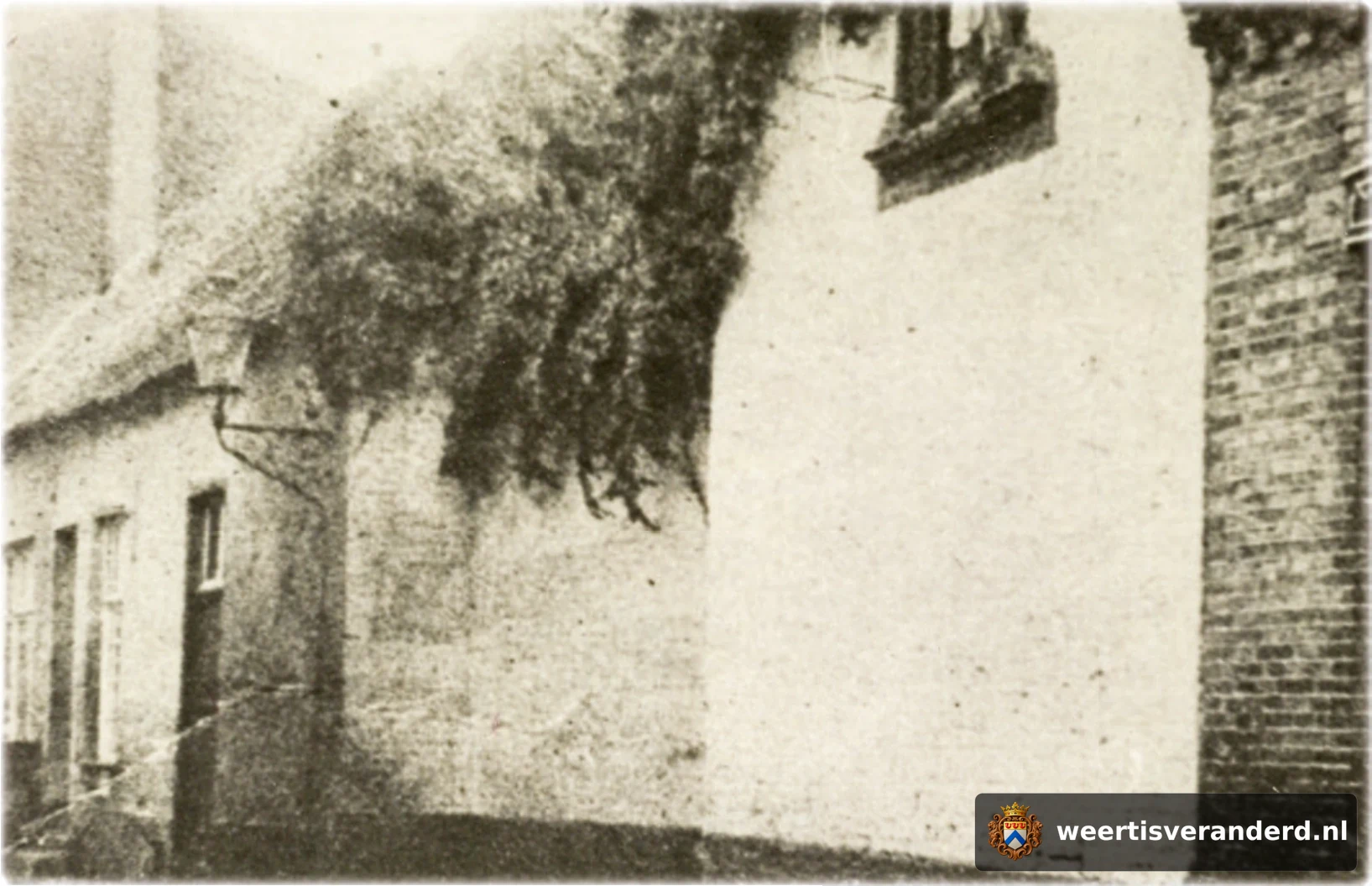 Kloostermuur en kerkingang van de zusters Penitenten