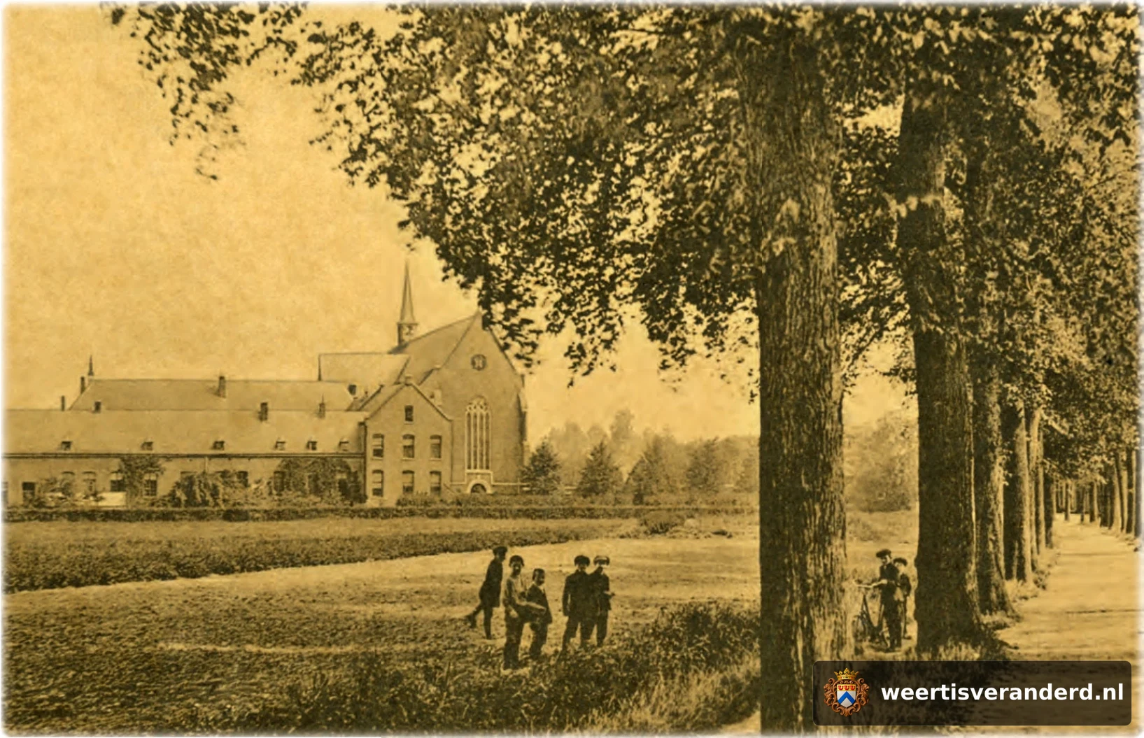 Kloosterkerk en gastenkwartier op de Biest
