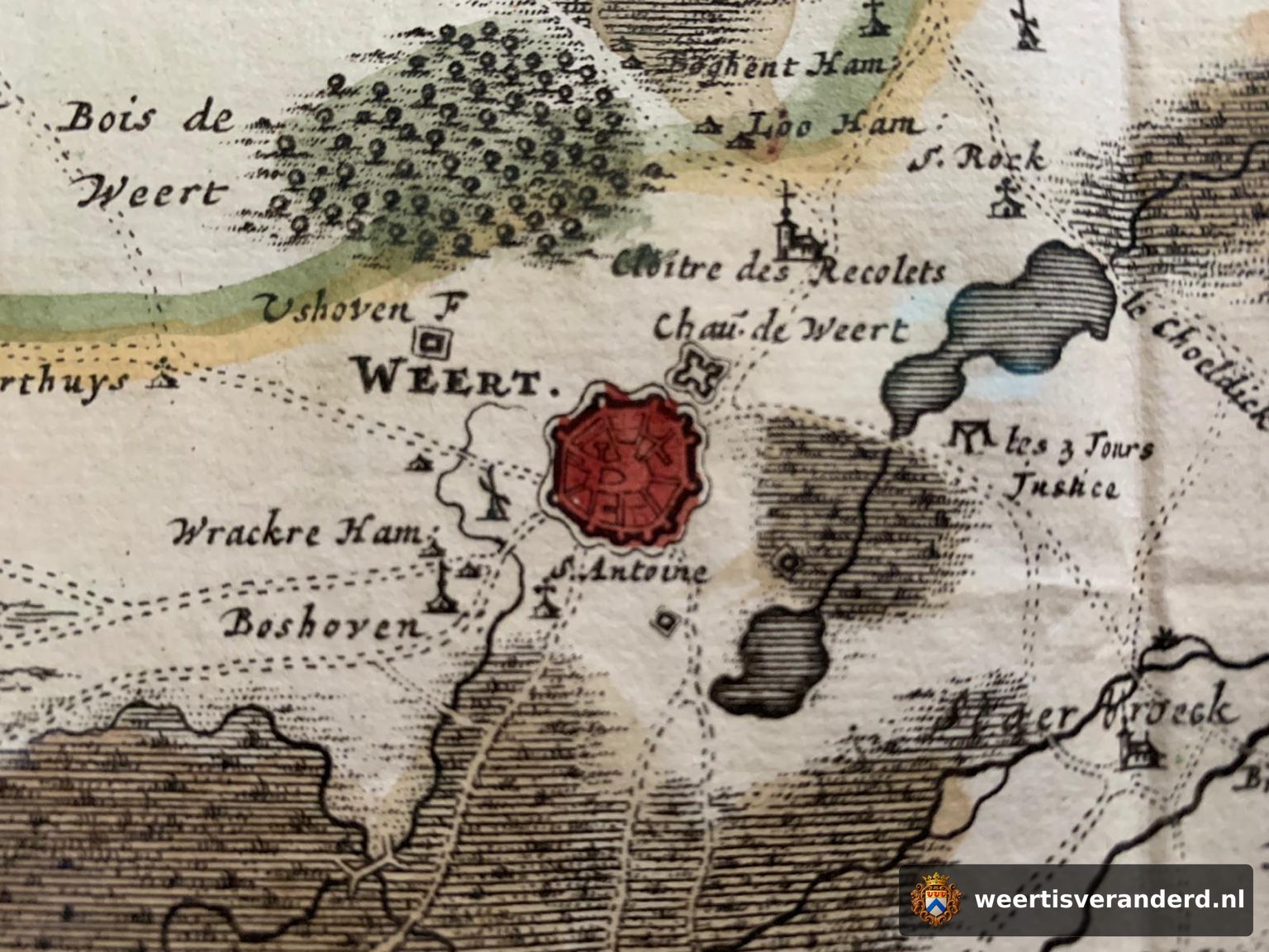 Historische kaart van Weert met ten oosten van de stad een galg en de aanduiding les 3 Tours Justice