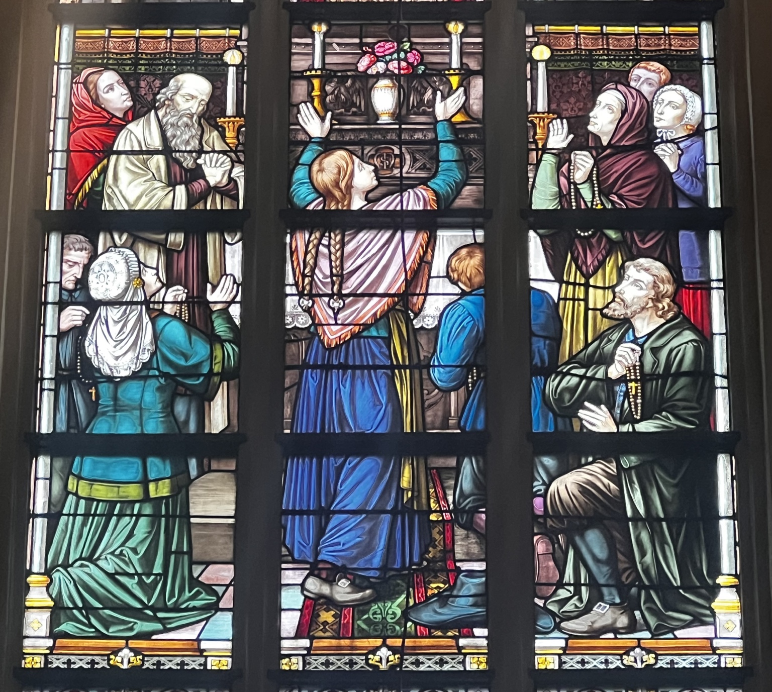 Glas-in-loodraam bij het Maria-altaar in de Sint-Martinuskerk met de genezing van Hendrina Maes