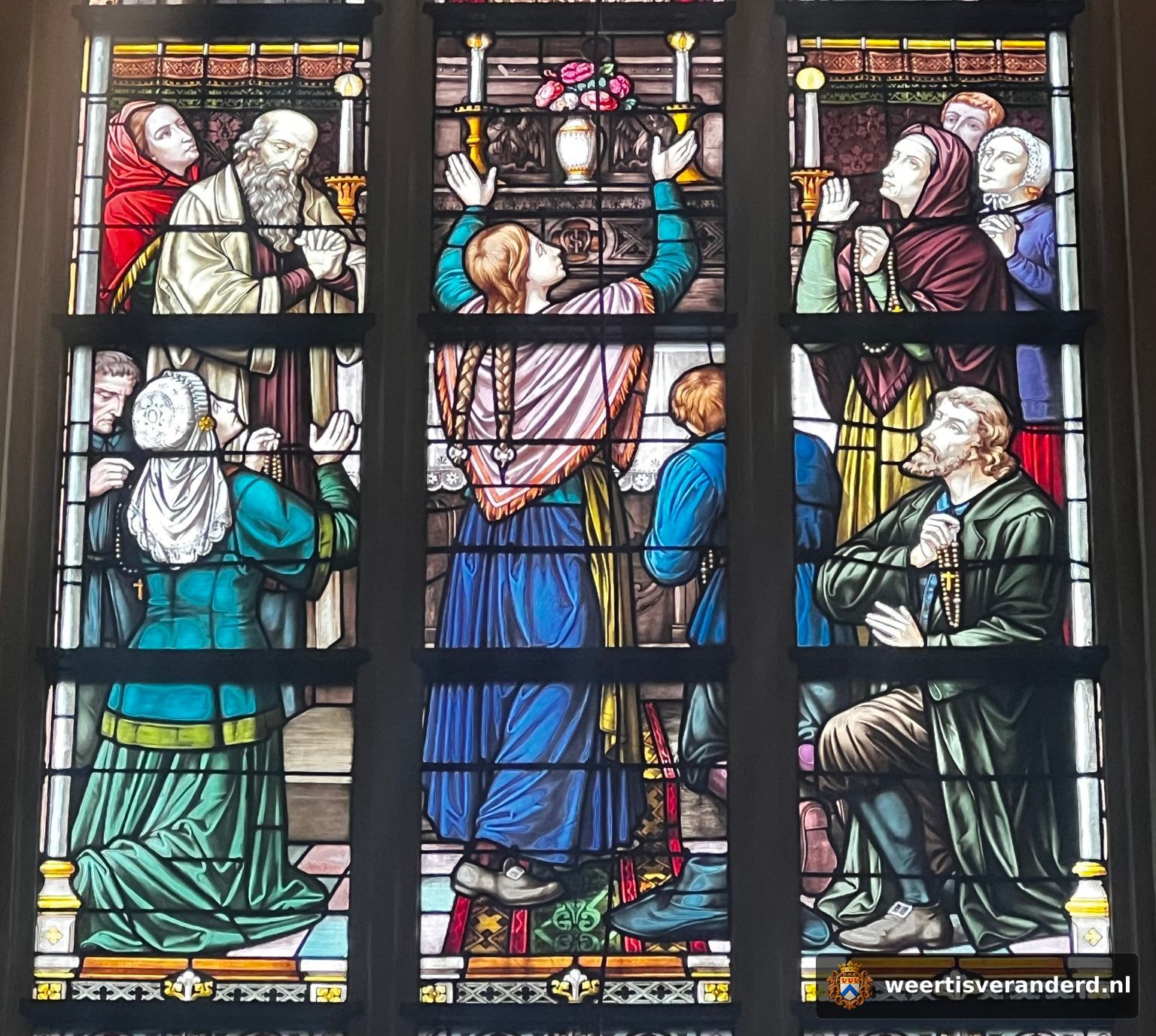 Glas-in-loodraam bij het Maria-altaar in de Sint-Martinuskerk met de genezing van Hendrina Maes