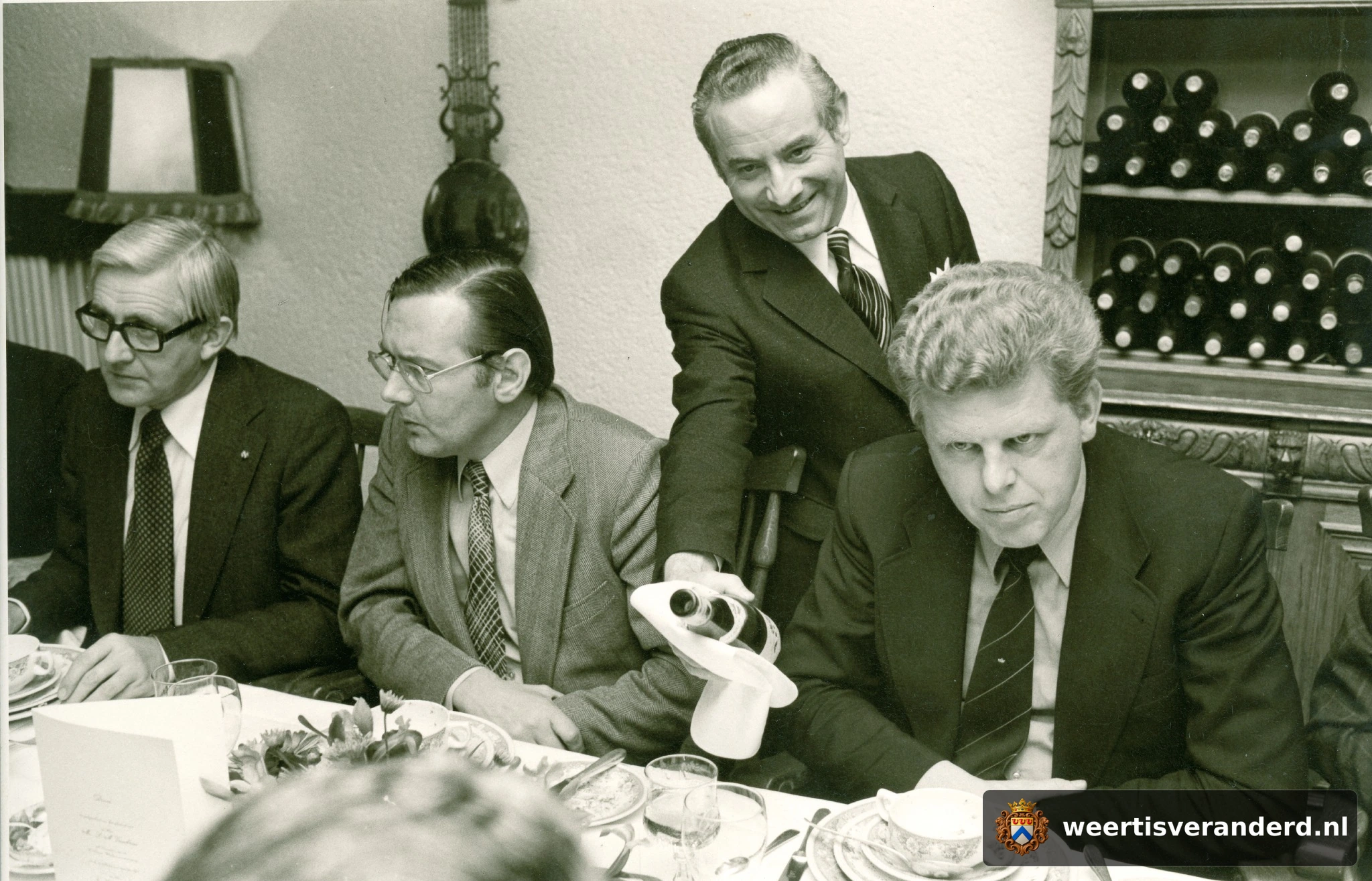 Bediening aan tafel tijdens de jaarvergadering van de Limburgse Werkgeversvereniging bij Juliana