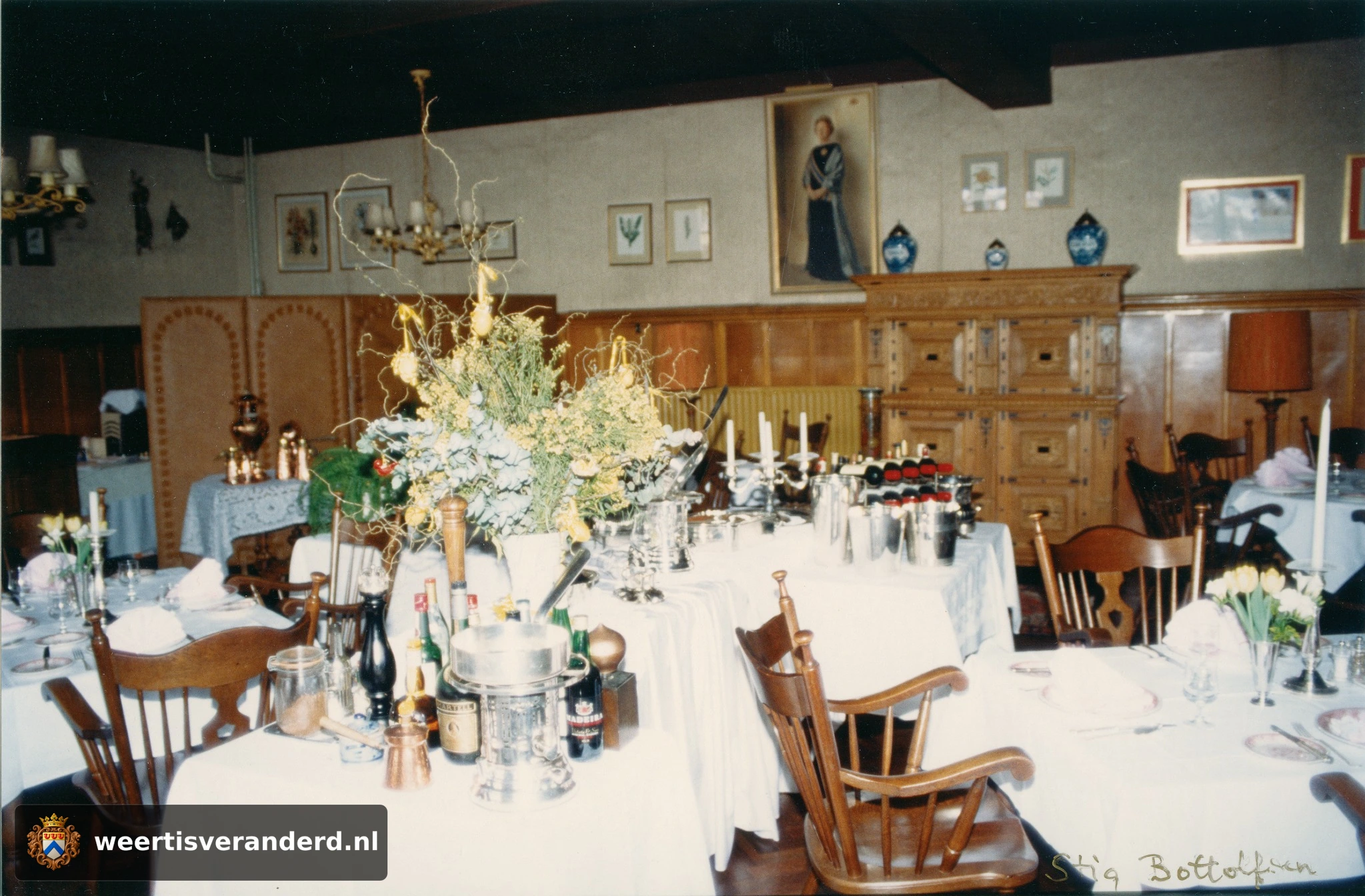 Het restaurant van Hotel Juliana met gedekte tafels, bloemen en kaarsen