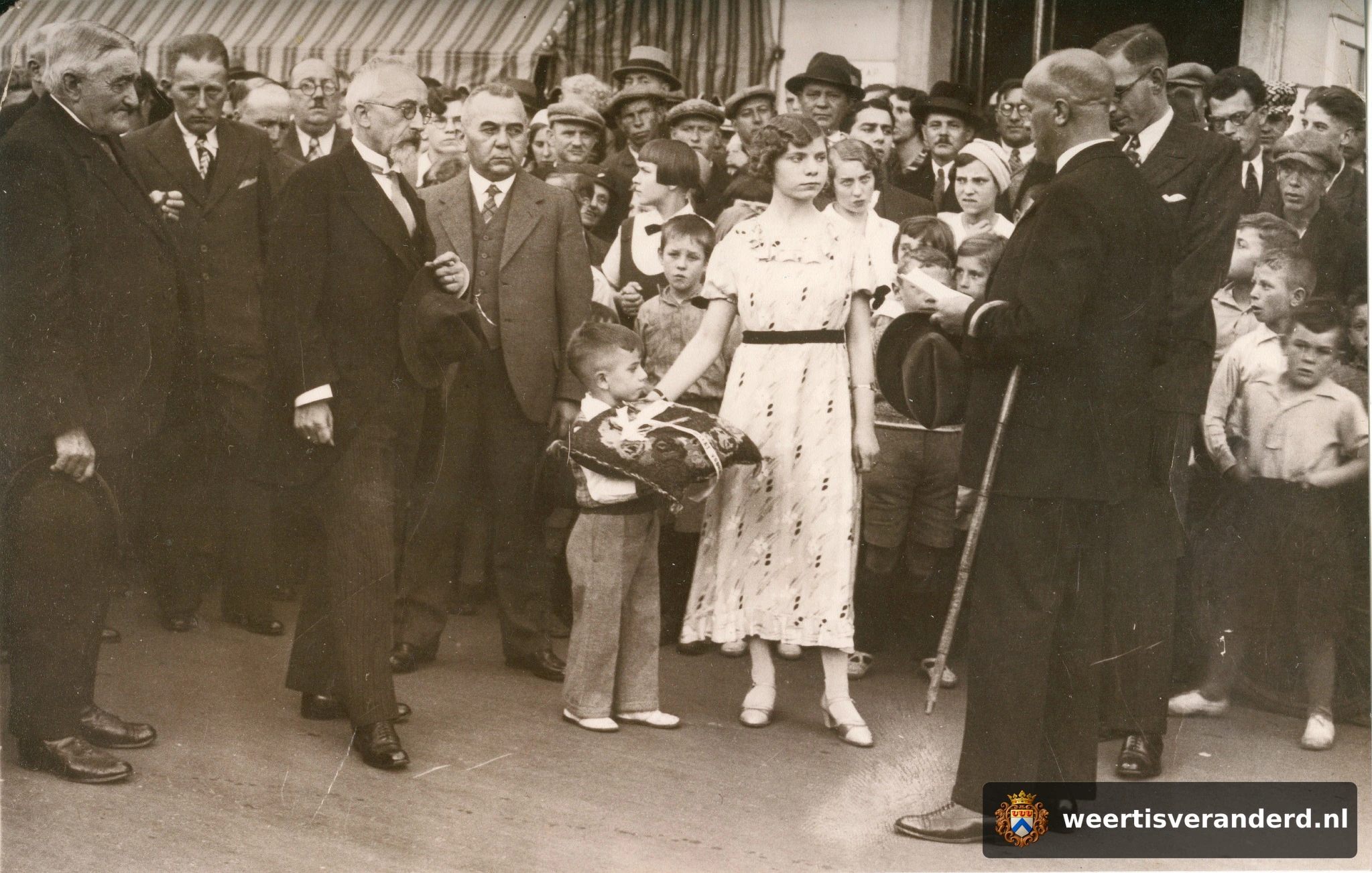 De vijfjarige Math Bos met het kussen bij de opening van de Wilhelminasingel in 1934
