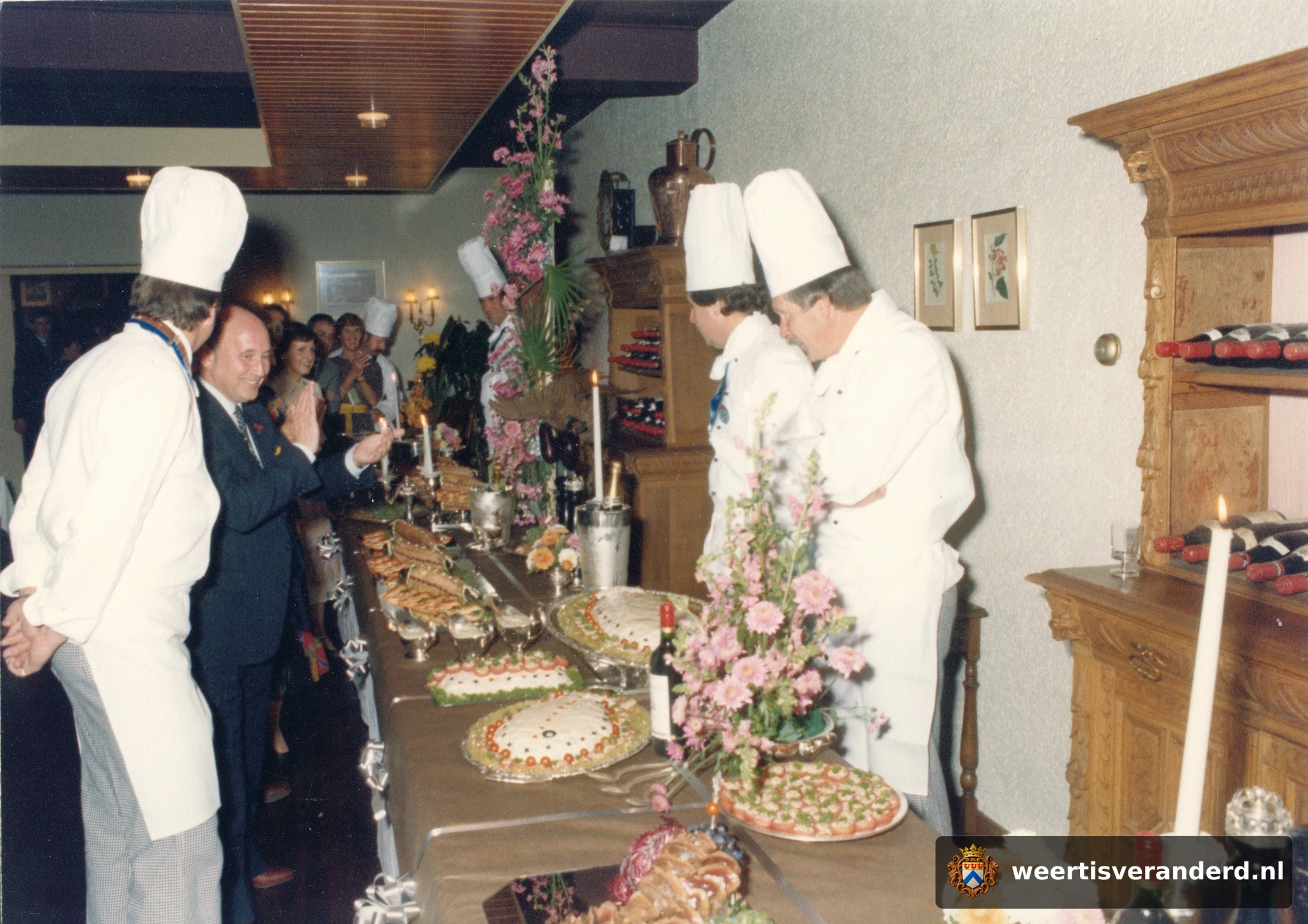 Koks en gasten bij het buffet in Hotel Juliana