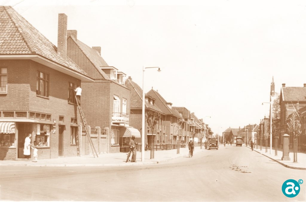 De Wilhelminasingel met de winkelpanden op de hoek van de Molenpoort