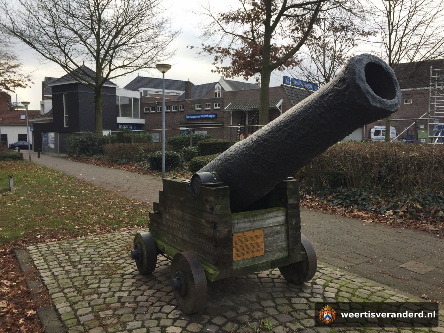 IJzeren kanon op een houten affuit in het straatbeeld van Weert